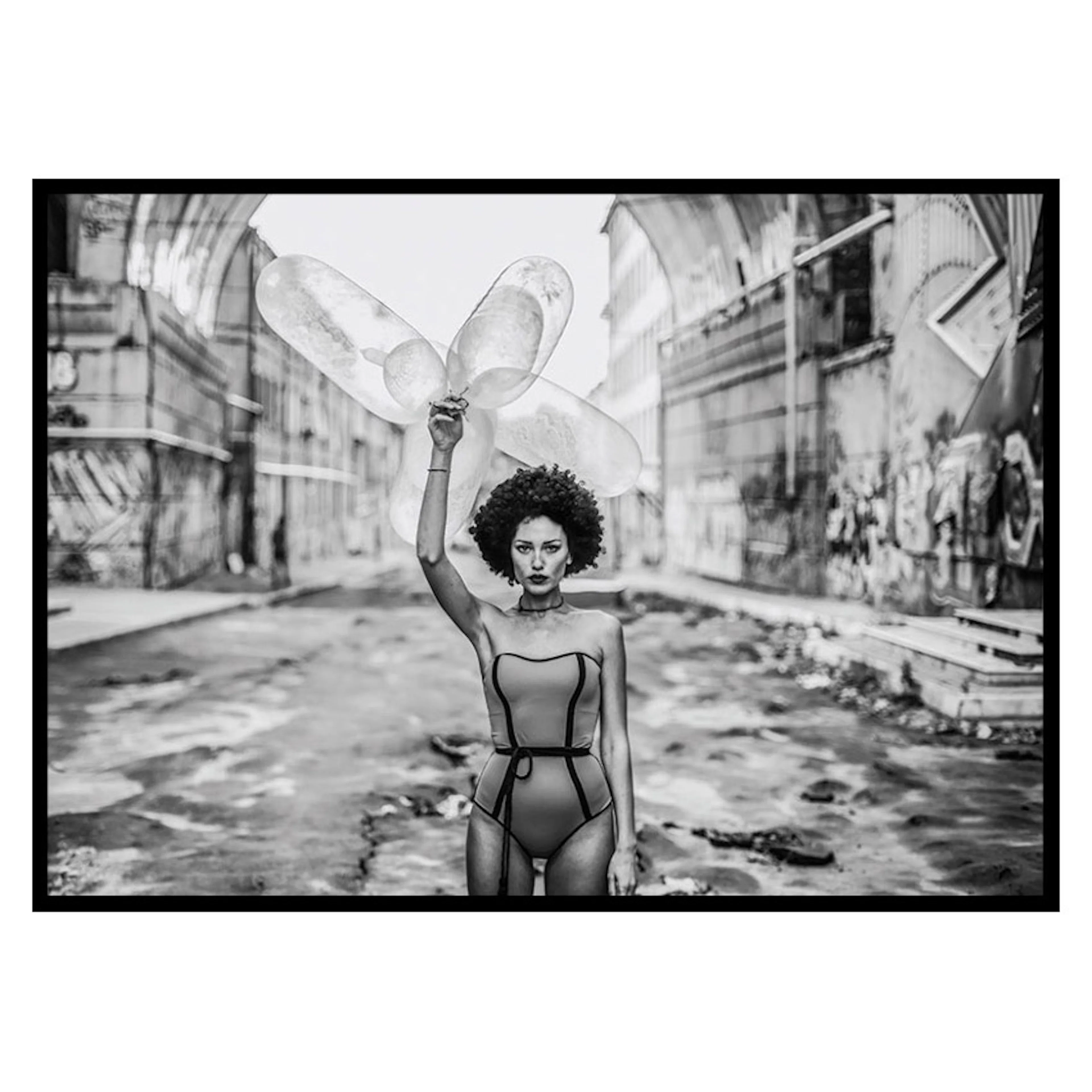 Poster Gallerix Holding Balloons No2