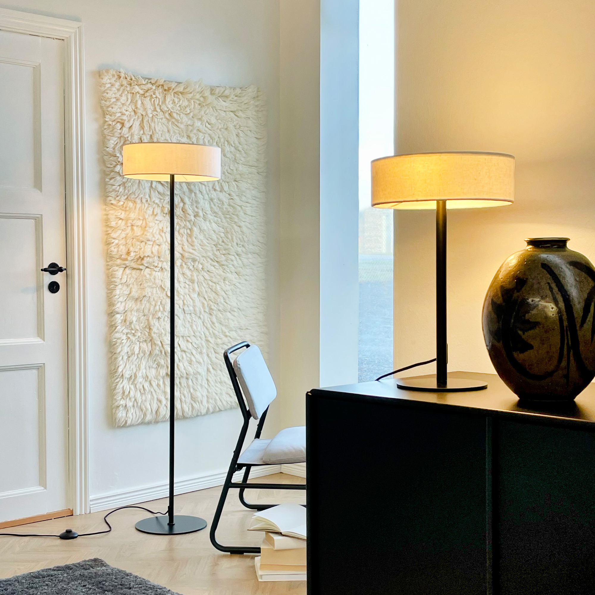 Bordslampa Dyberg Larsen Calix med Tygskärm