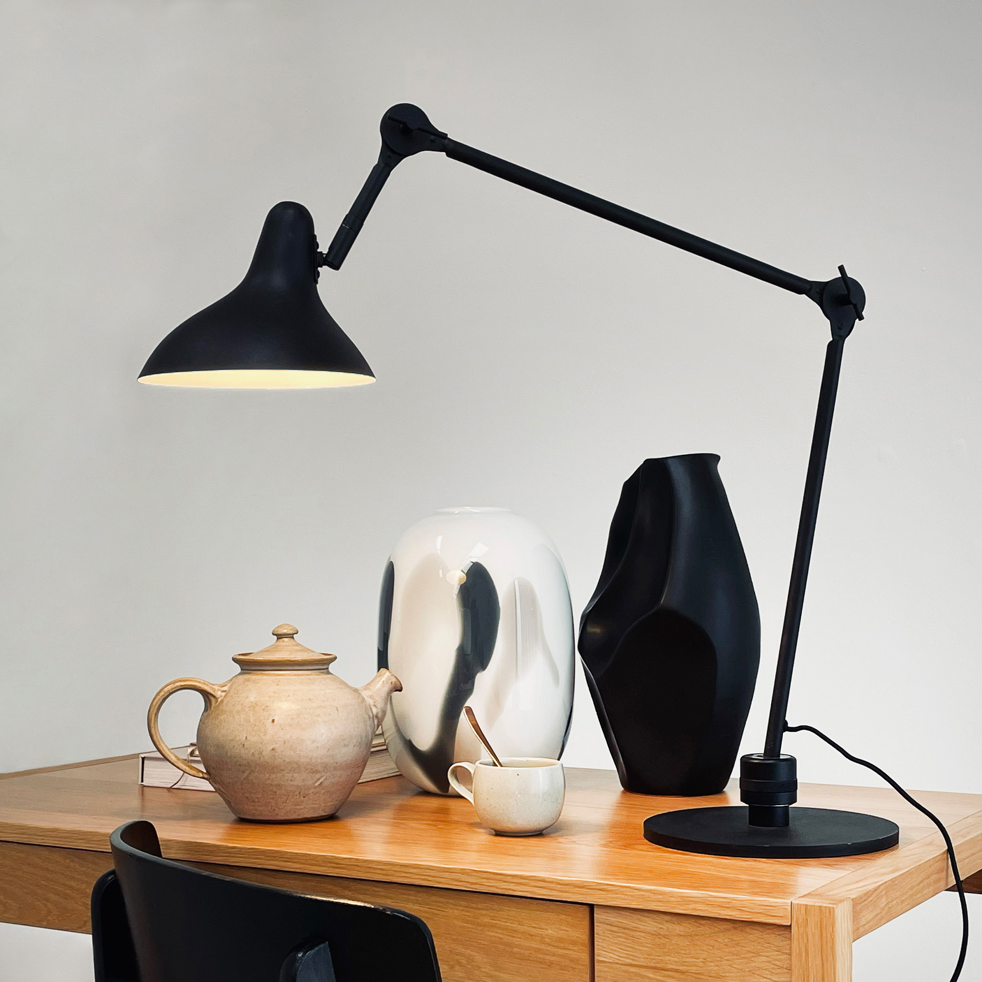 Bordslampa Dyberg Larsen Lotus