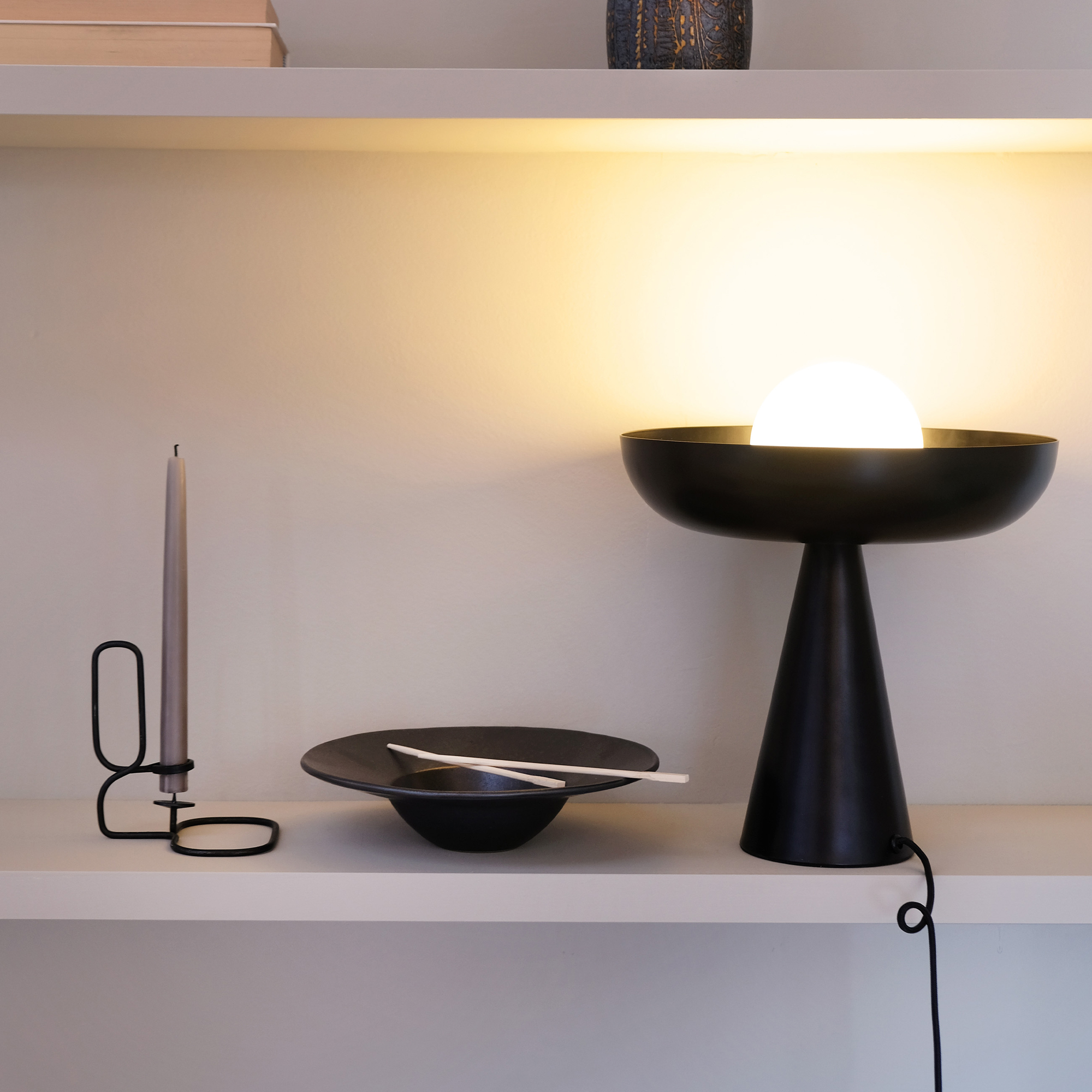 Bordslampa Dyberg Larsen Ava Glaskupa