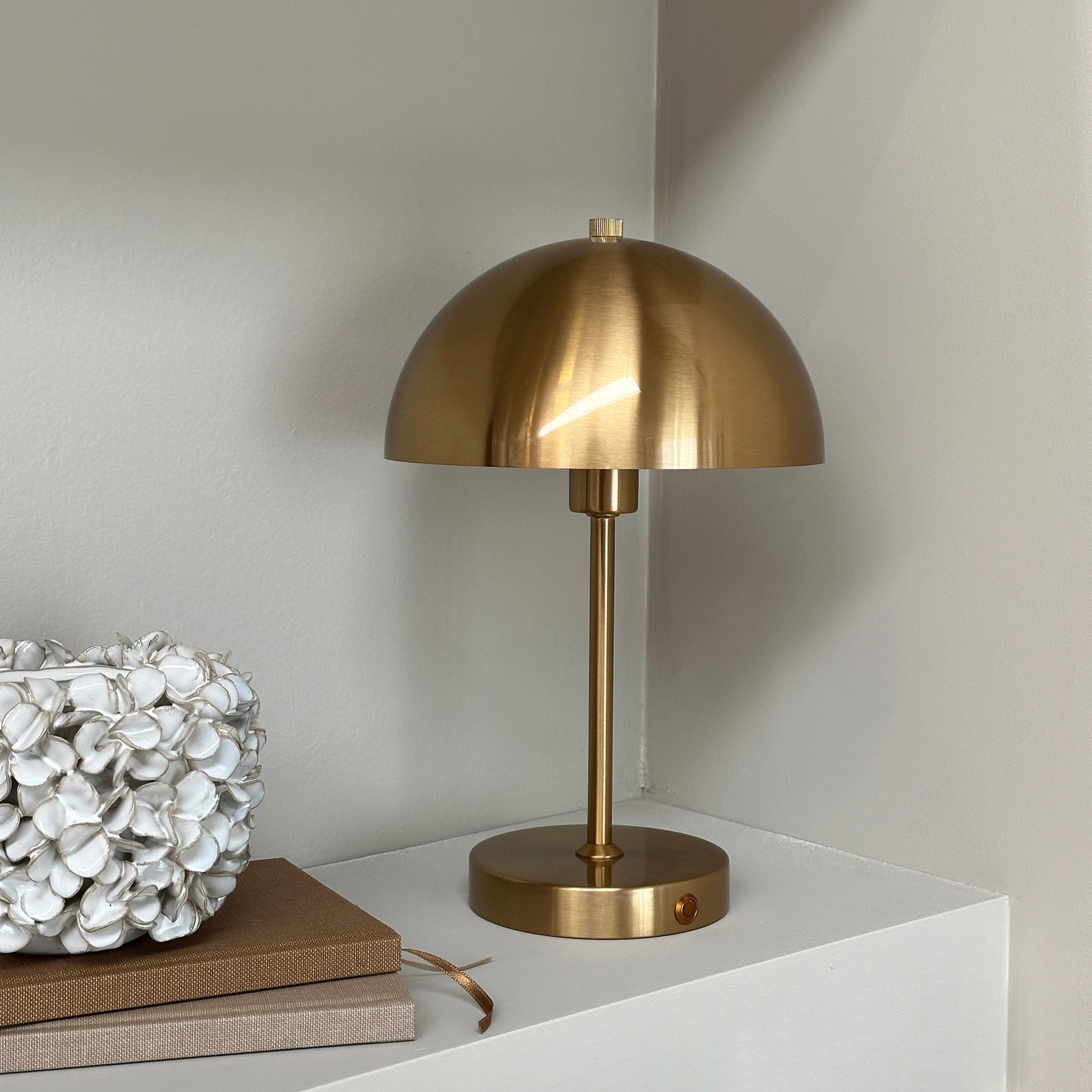 Portabel Bordslampa Dyberg Larsen Stockholm LED Uppladdnings Antikmässing