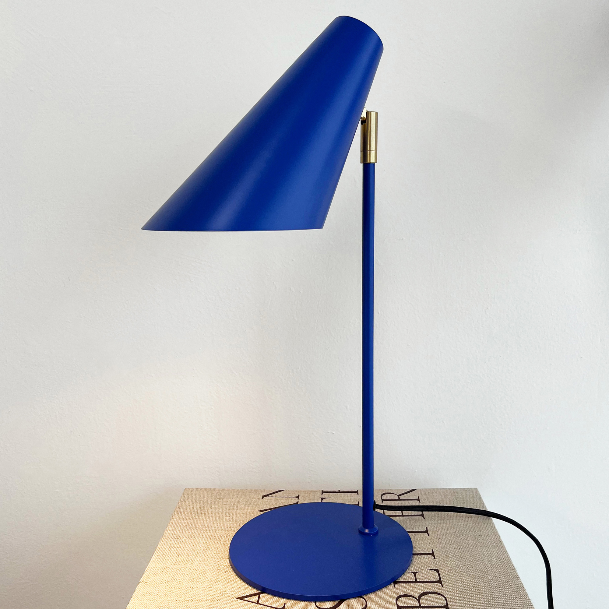 Bordslampa Dyberg Larsen Cale Mörkblå