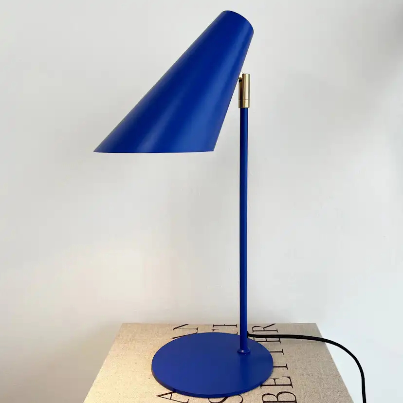 Bordslampa Dyberg Larsen Cale Mörkblå