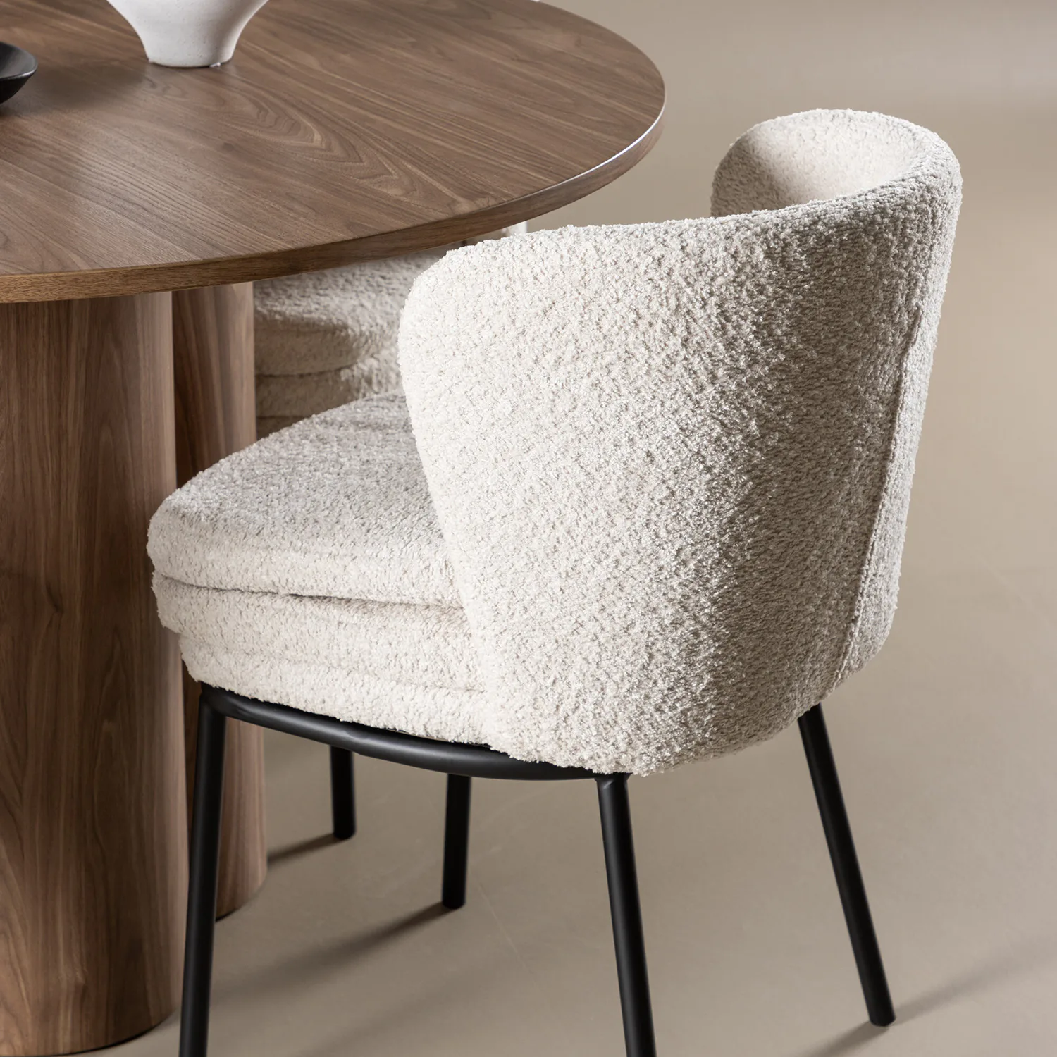 Matgrupp Venture Home Olivia Ø110 med 4 st Agnes Stolar