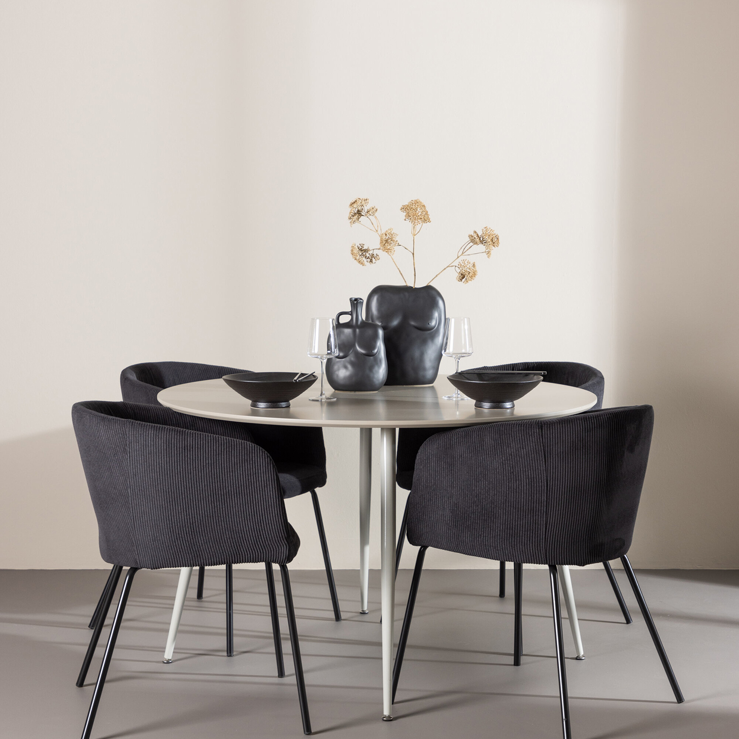 Matgrupp Venture Home Plaza Ø120 med 4 st Berit Stolar