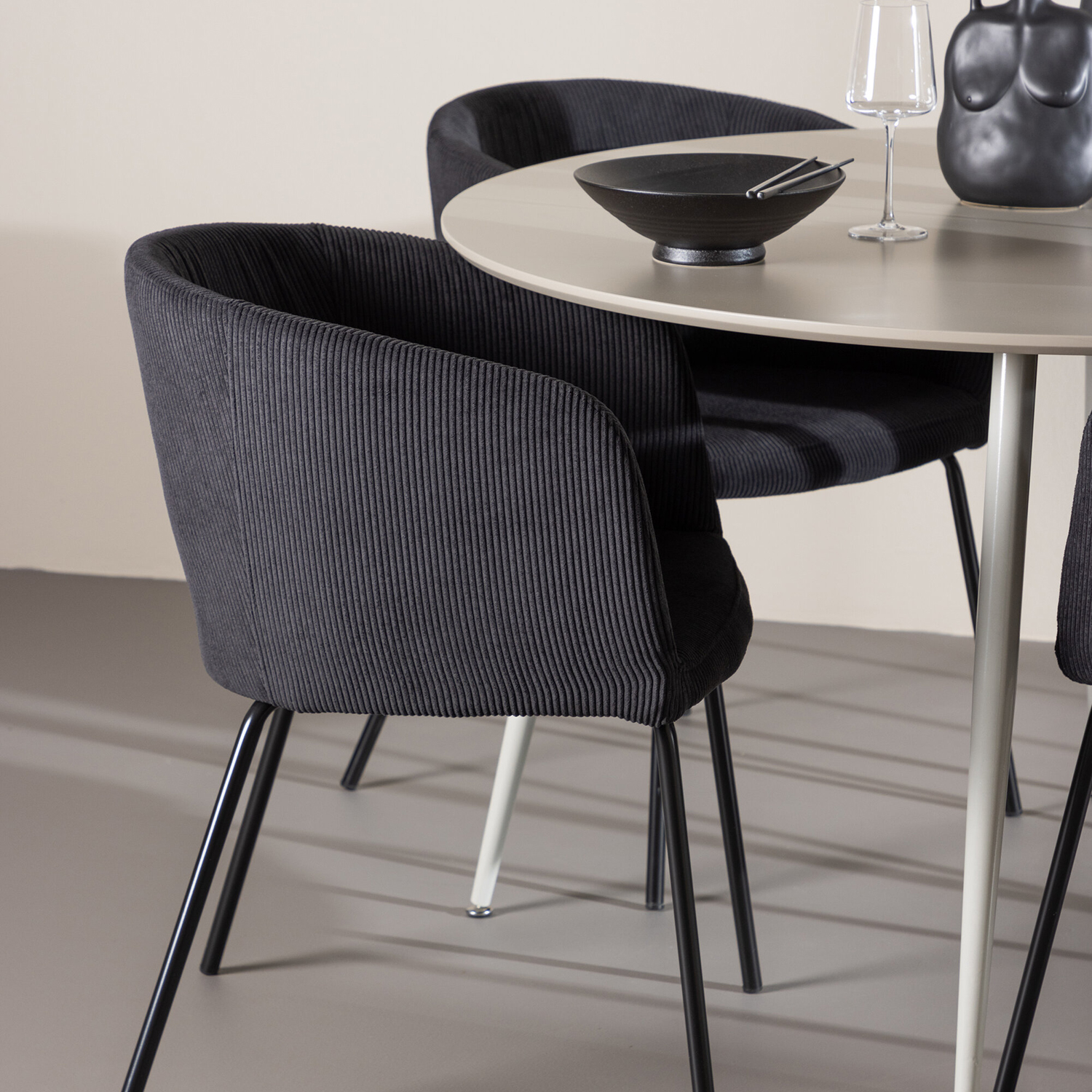 Matgrupp Venture Home Plaza Ø120 med 4 st Berit Stolar