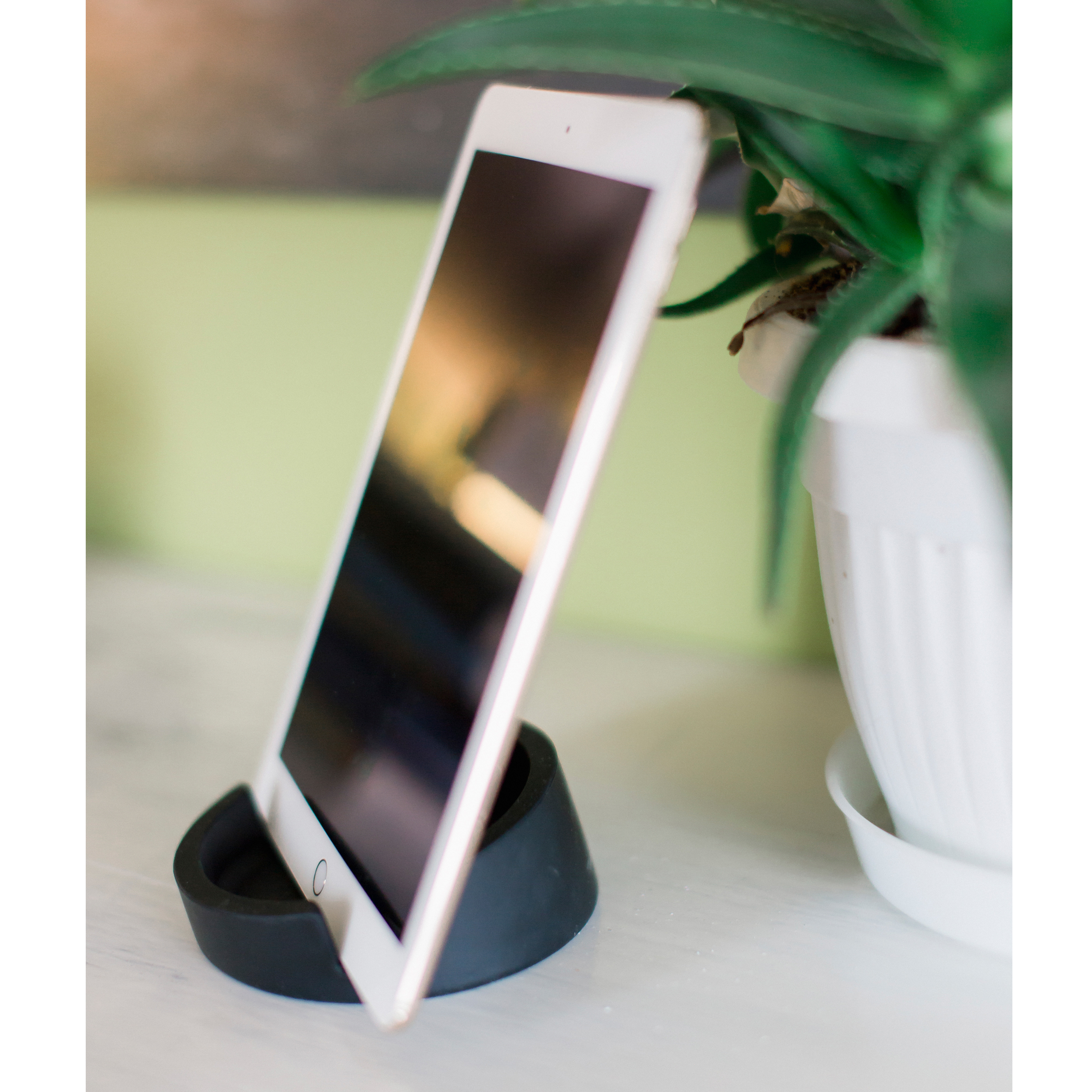 Kitchen Tablet Stand - Svart. ø11,4 cm, 4,5 cm hög. Silikon Färg: Svart