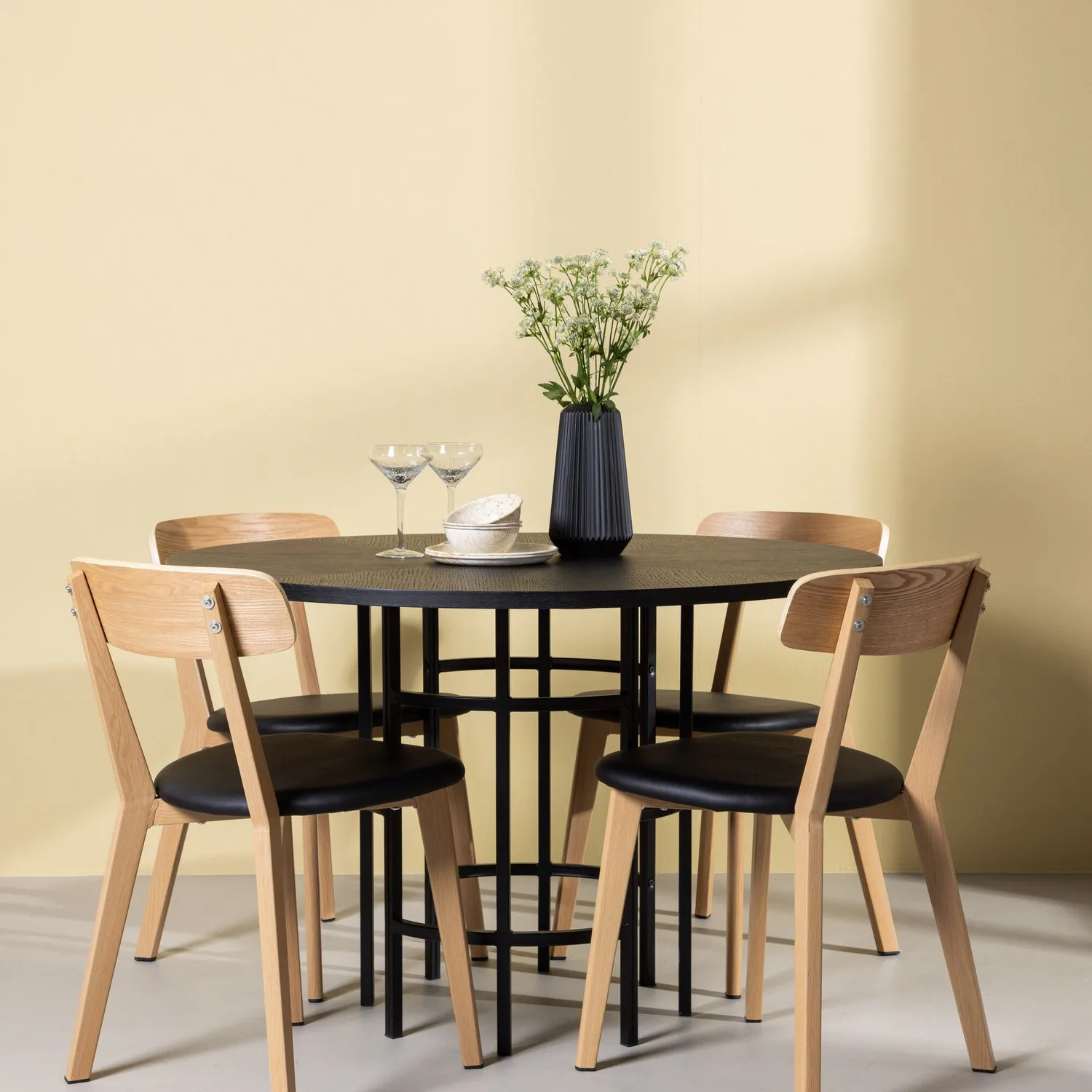 Matgrupp Venture Home Copenhagen Ø 115 cm med 4 Sanjos Stolar