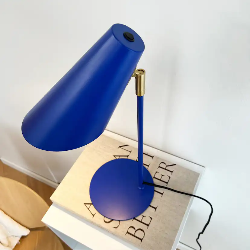 Bordslampa Dyberg Larsen Cale Mörkblå