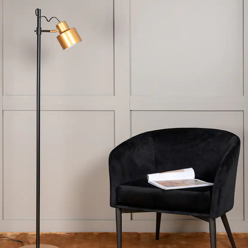 Vifta är en nätt och stilren golvlampa från Venture Home med 1 ljuskälla. Lampan kräver enklare montering.