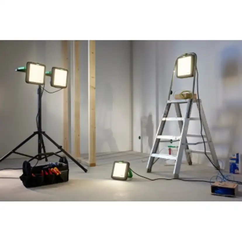 Arbetslampa Schneider Electric Thorsman LED 4000K IP54 med USB A+C och Schuko-uttag