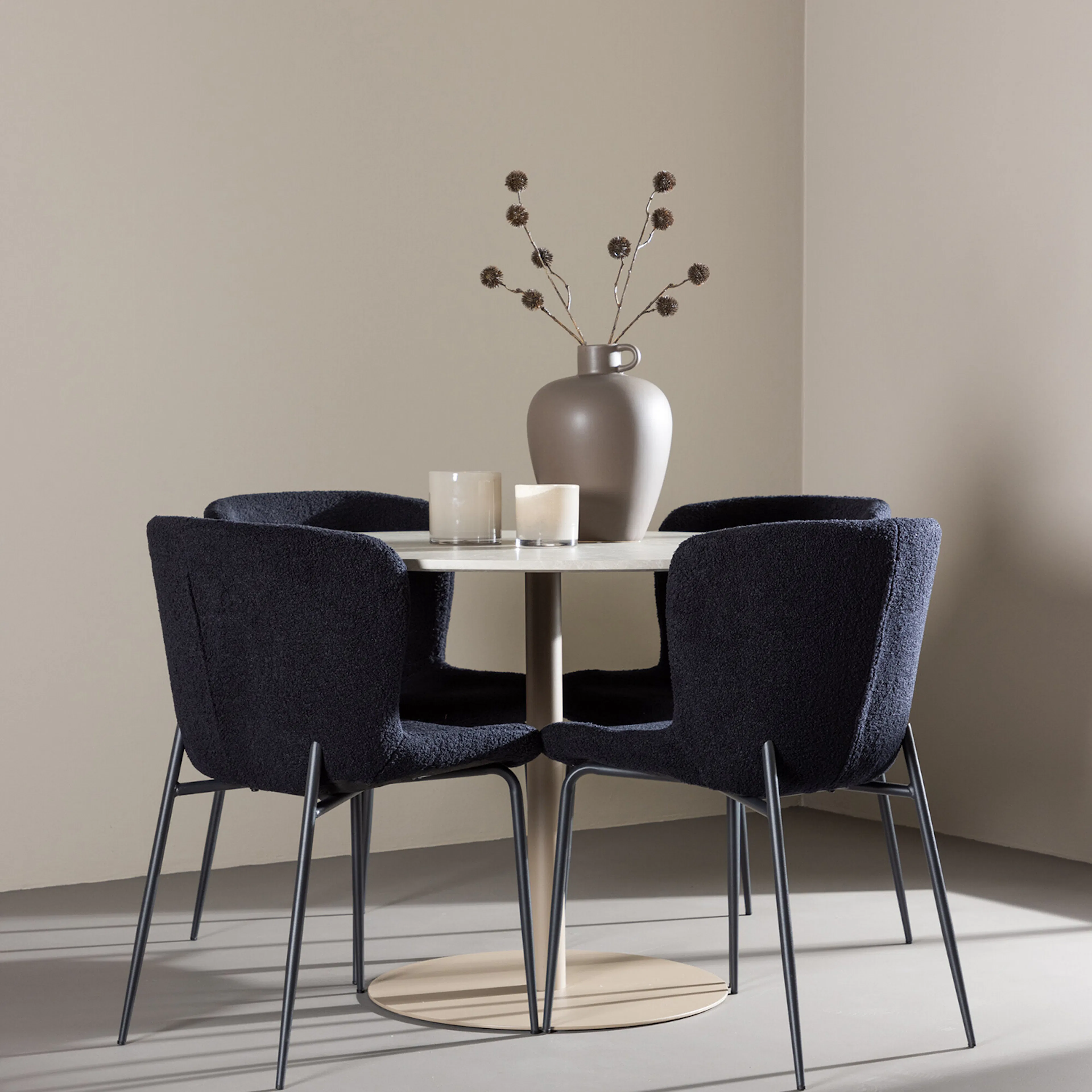 Lycke Dining Table with Modesto Dining Chair Beige/Svart