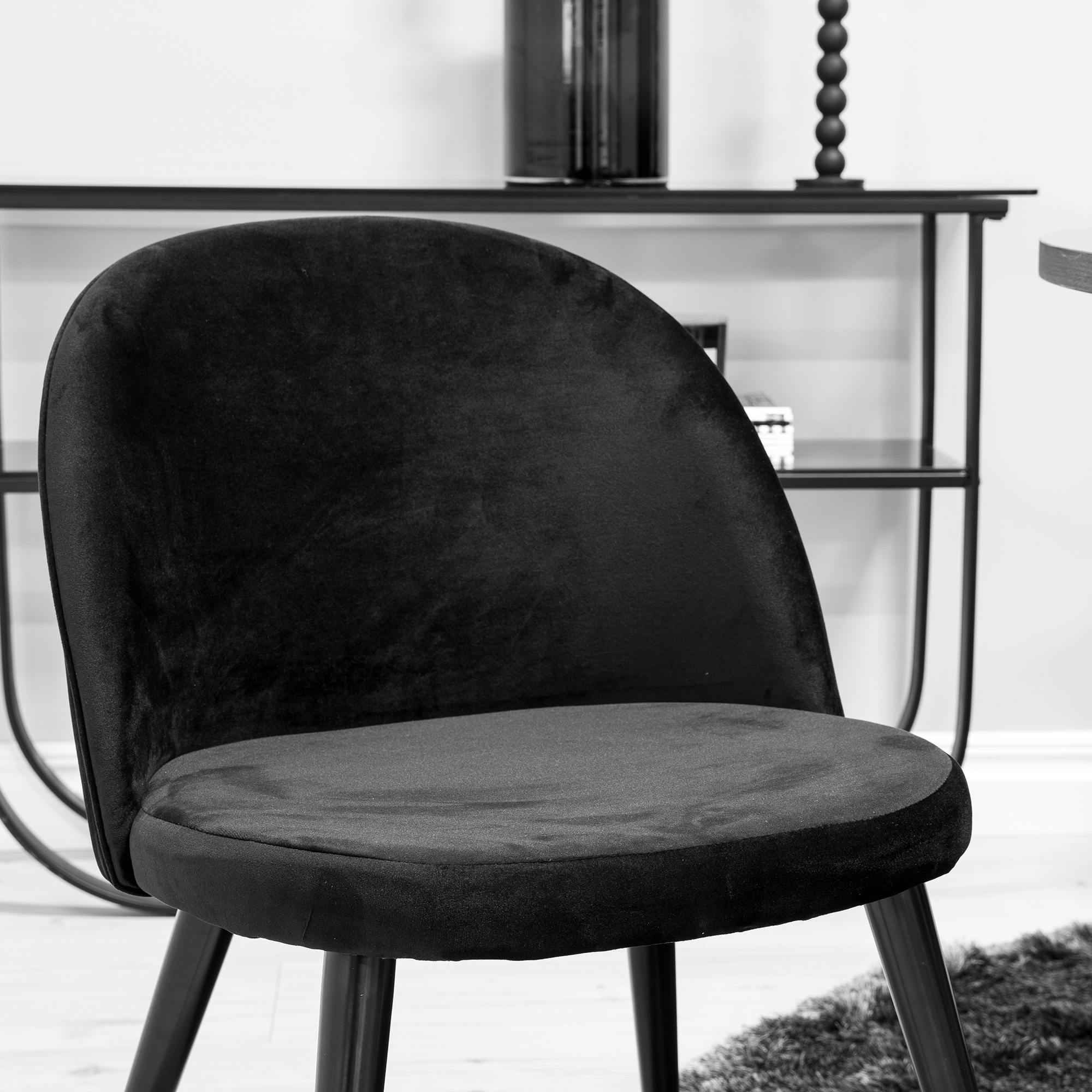 Matgrupp furniture/fashion Copenhagen med 4 Valentina Sammet Stolar