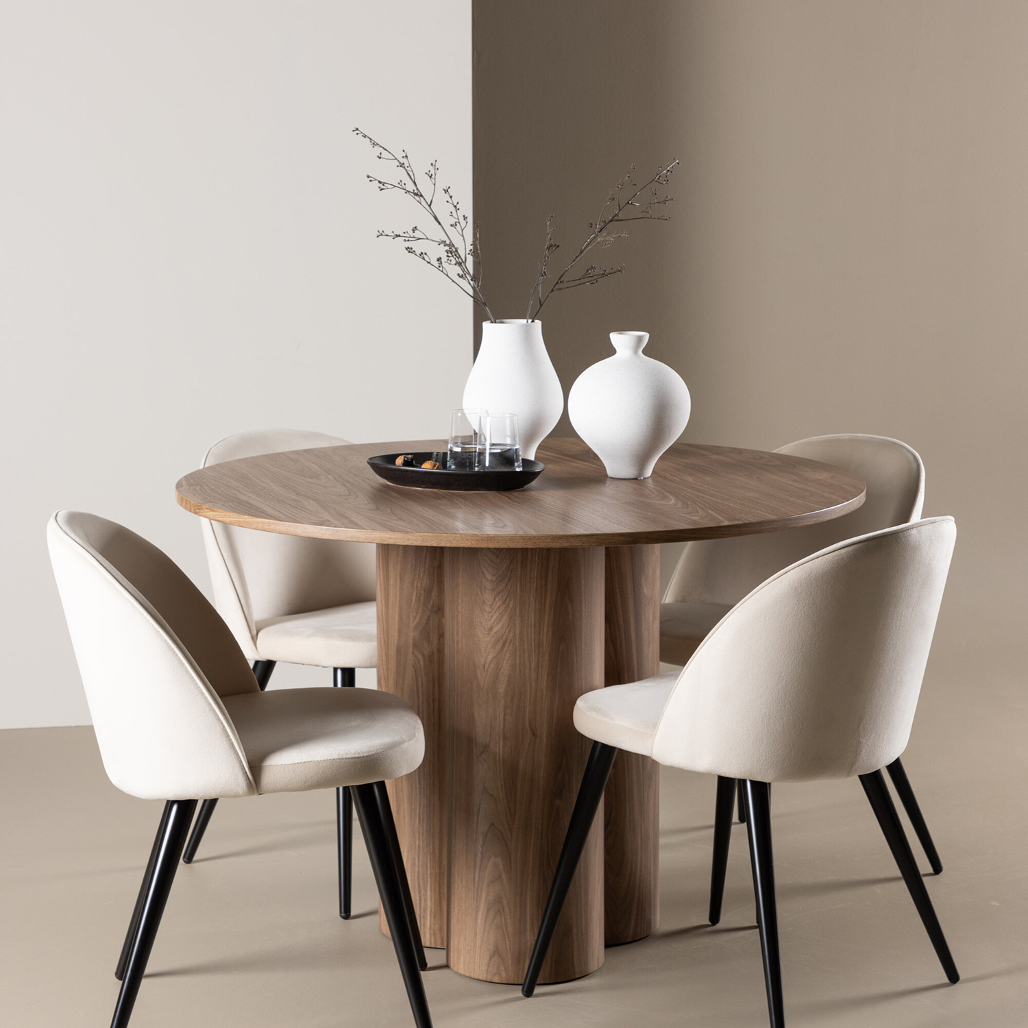 Matgrupp Venture Home Olivia Ø110 med 4 st Velvet Stolar