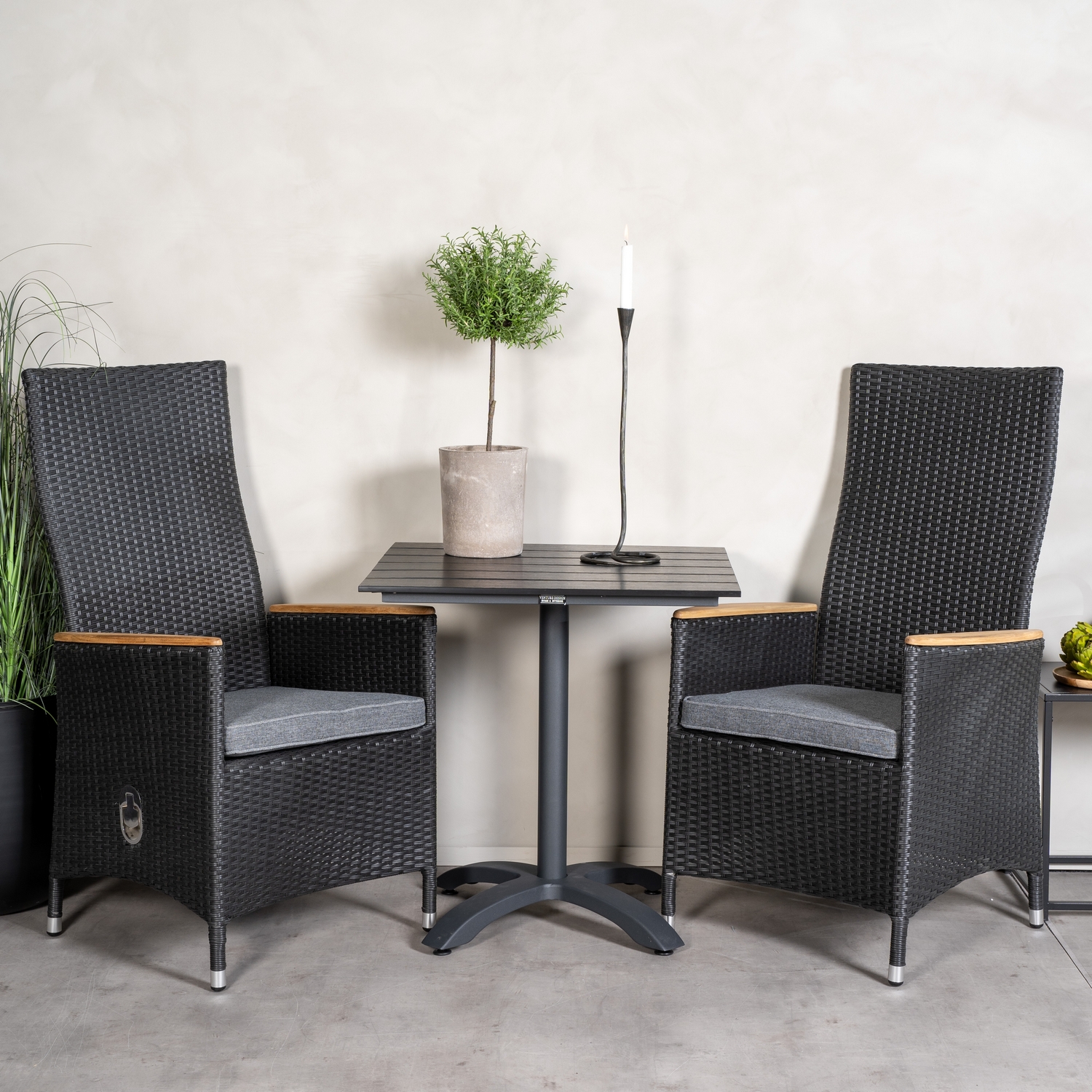 Cafégrupp Venture Home Canucks med 2 Pishi Matstolar