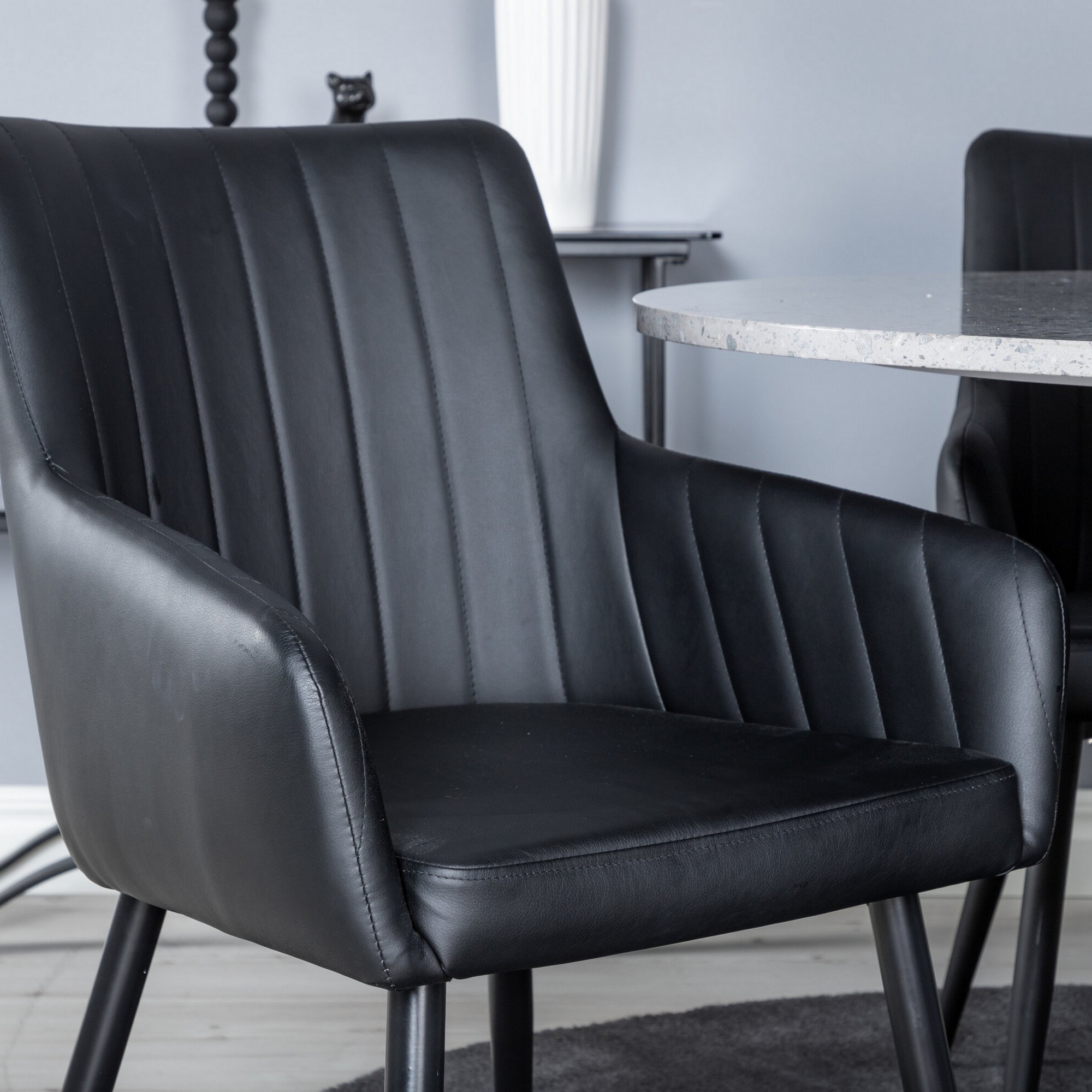 Razzia Dining Table 106cm -Grey Terazzo / Black +Comfort - D Grå/Svart