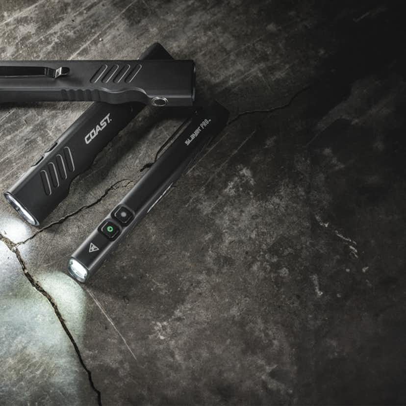 Ficklampa Coast Uppladdningsbar Slayer Red 1000 Lumen Med Rött Ljus