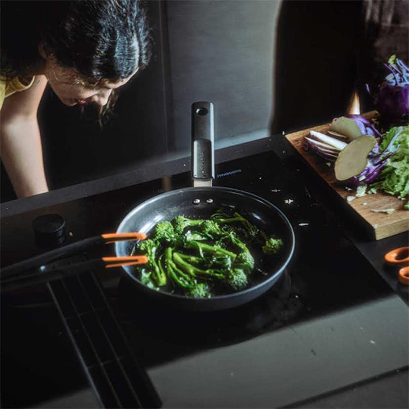 Stekpanna Fiskars Hard Face 26 cm Med Non-Stick Beläggning och Silikonlock