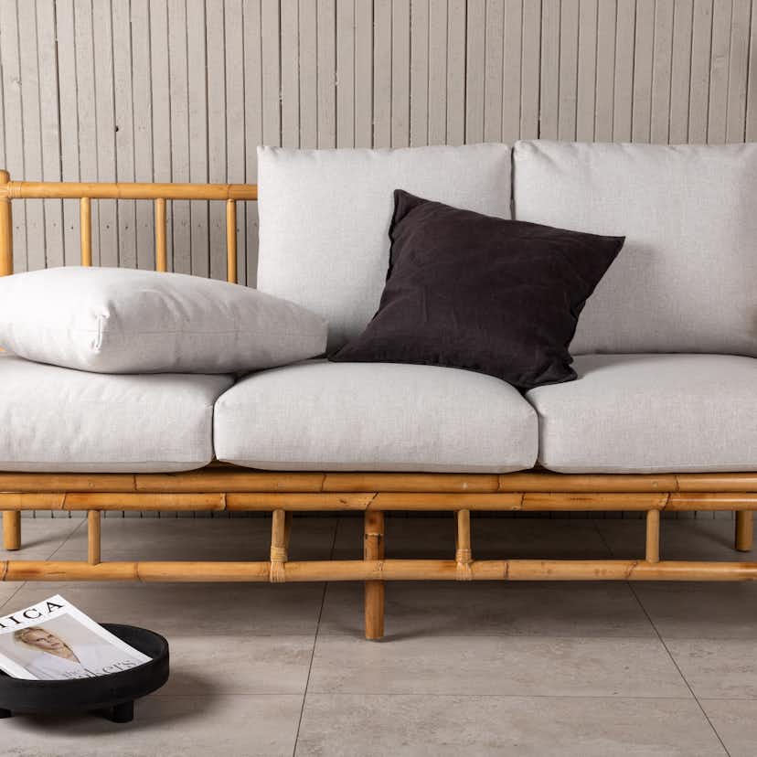 Trädgårdssoffa Venture Home Cane, Naturfärgad Rottingsoffa med Grå Dynor