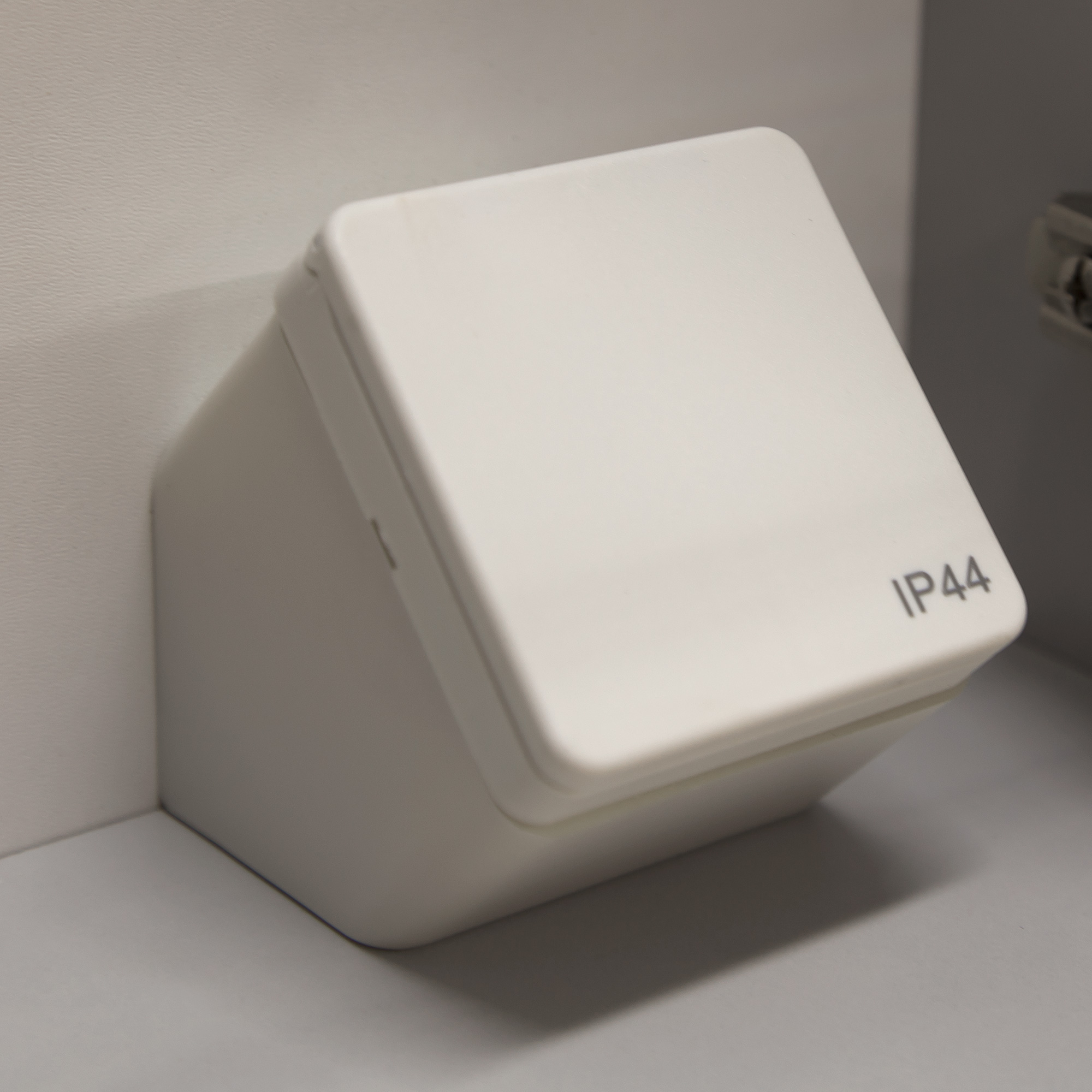 Eluttag och Förhöjningsring Noro för Låda/Skåp Vit