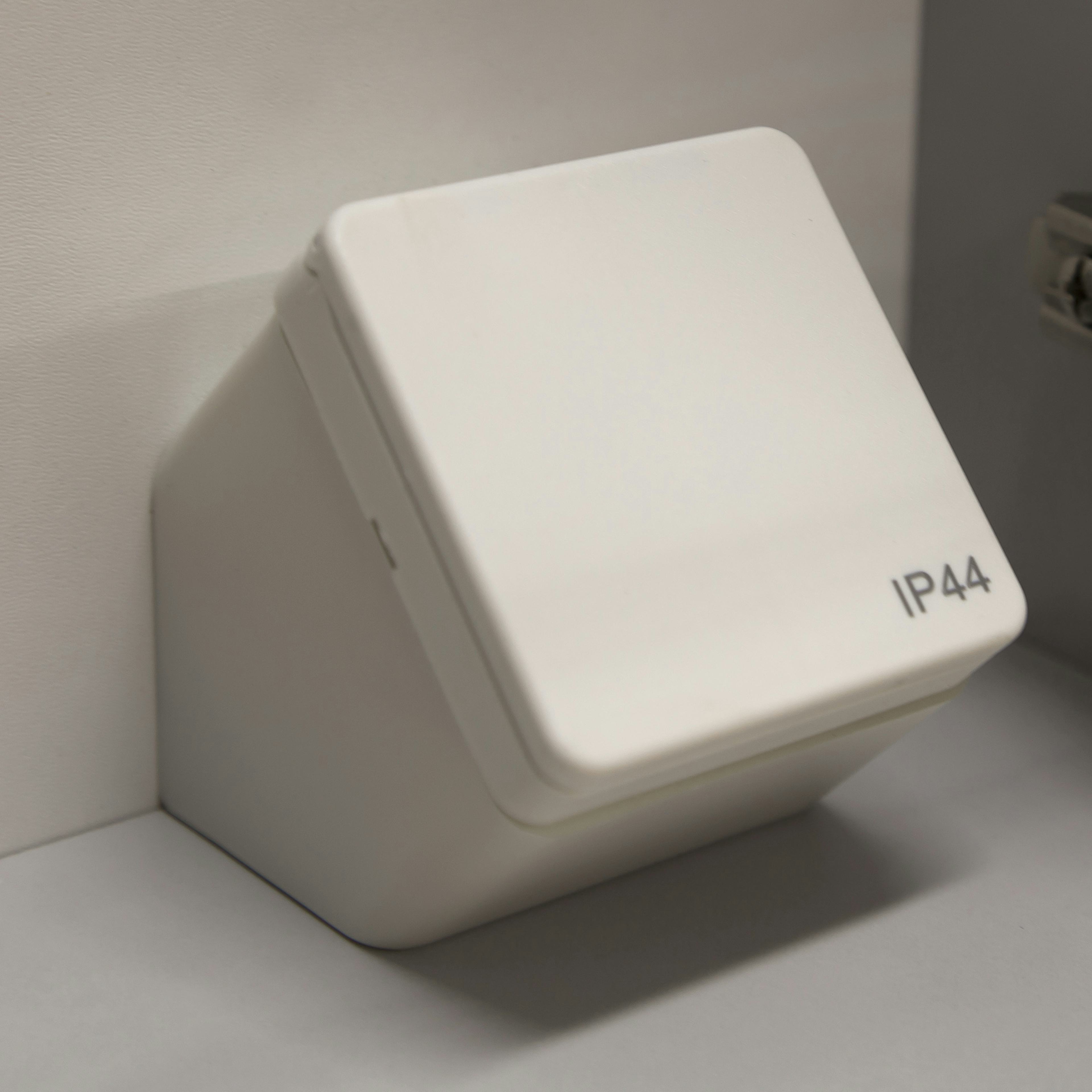 Eluttag och Förhöjningsring Noro för Låda/Skåp Vit