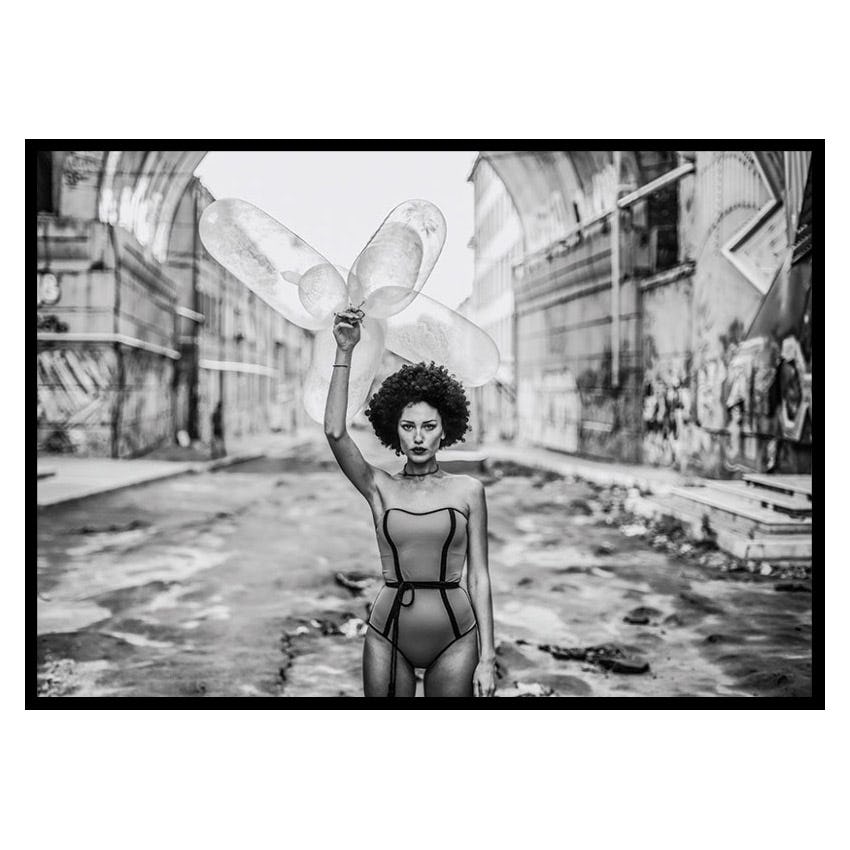 Poster Gallerix Holding Balloons No2