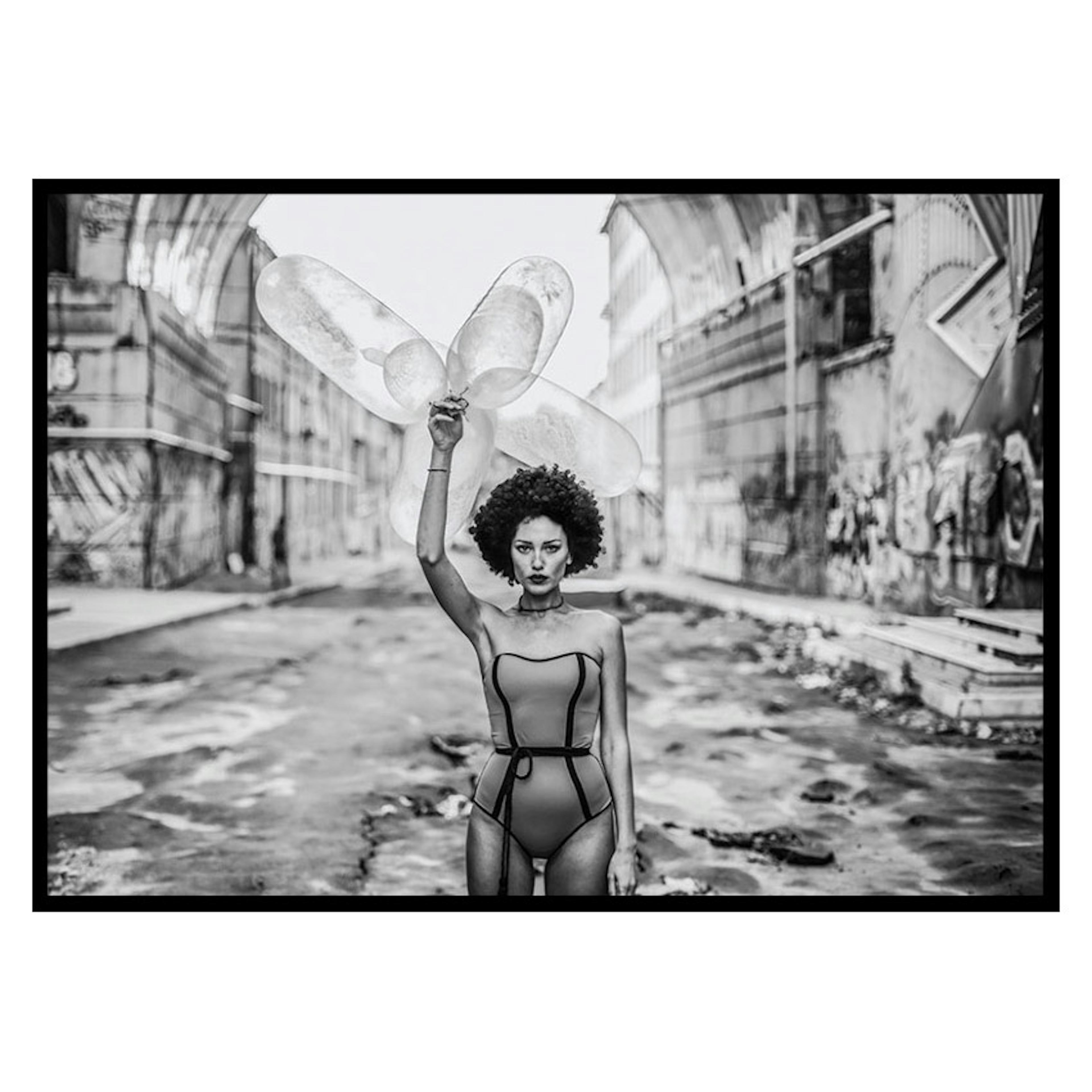 Poster Gallerix Holding Balloons No2