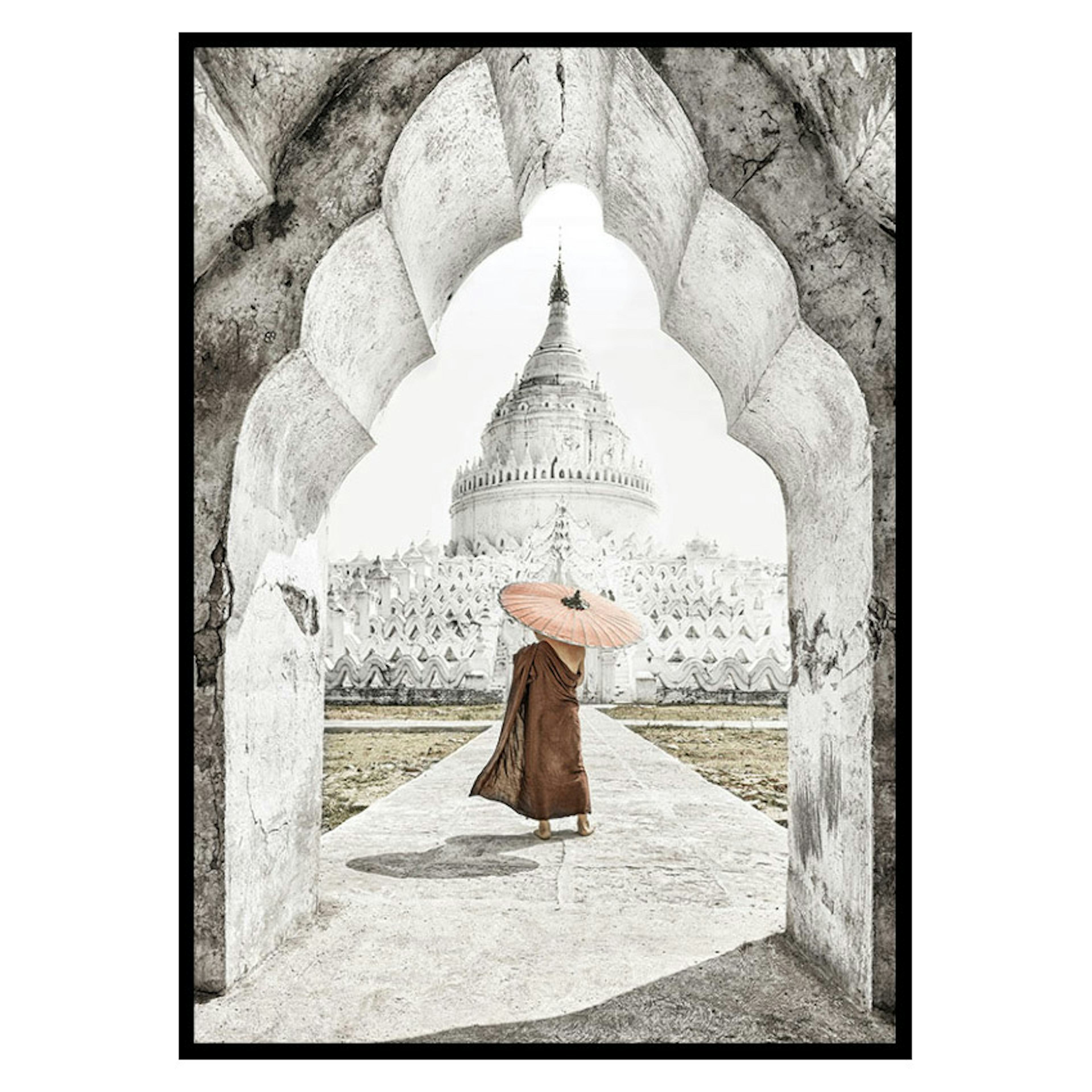 Poster Gallerix Holding Umbrella