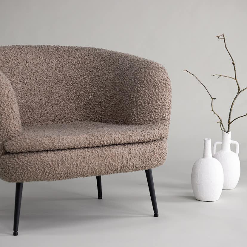 Fåtölj Vind Nordkoster Mörkbeige Teddytyg & Ben i Svart Stål