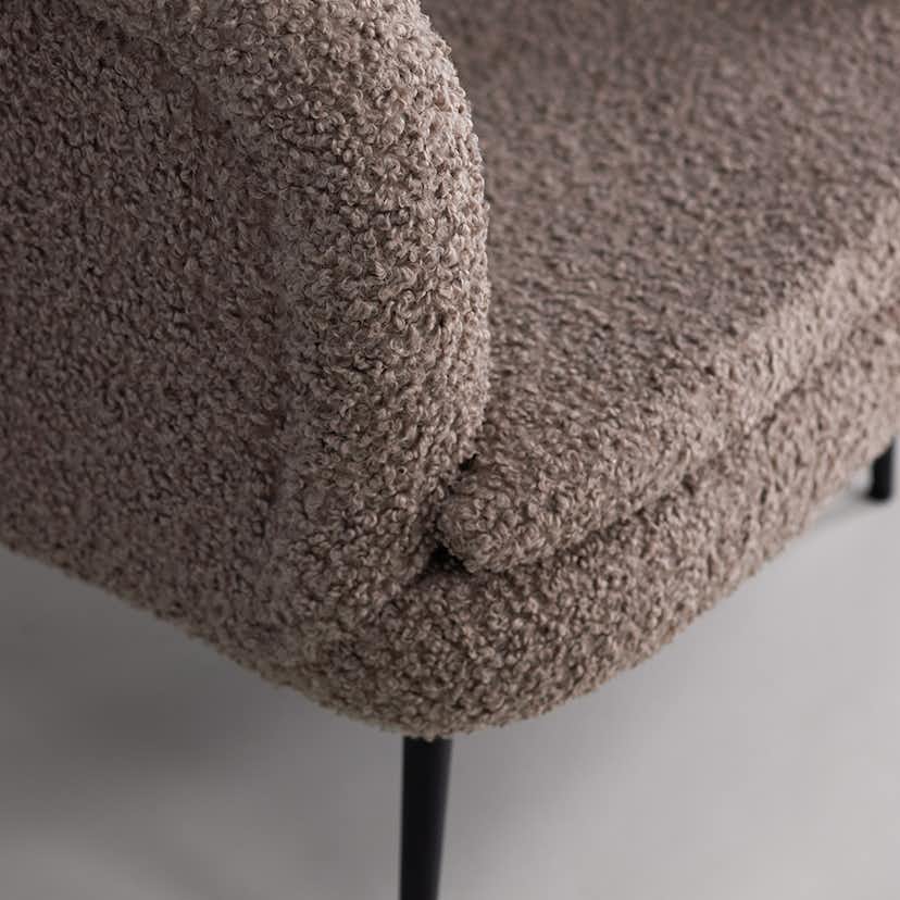 Fåtölj Vind Nordkoster Mörkbeige Teddytyg & Ben i Svart Stål