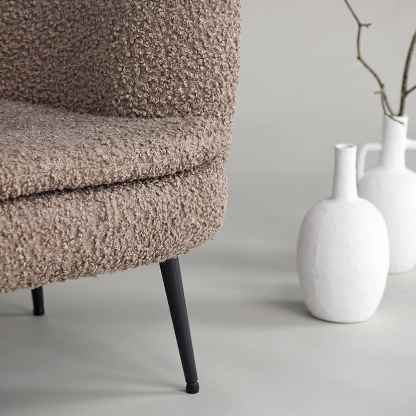Fåtölj Vind Nordkoster Mörkbeige Teddytyg & Ben i Svart Stål