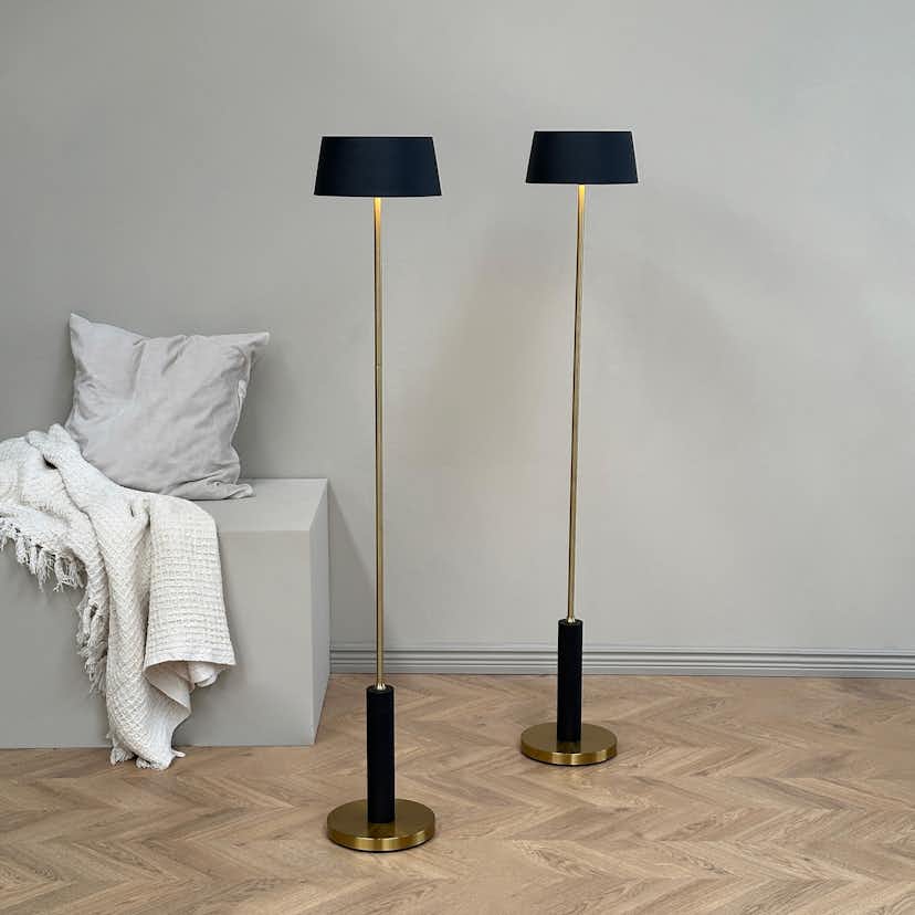 Golvlampa Dyberg Larsen Yoyo