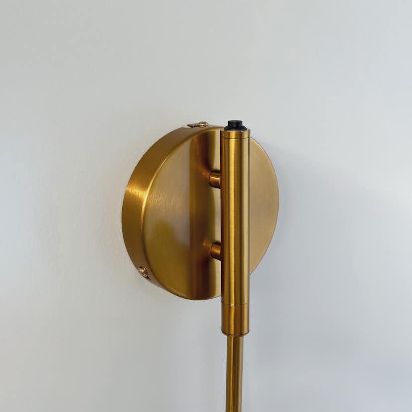 Vägglampa Dyberg Larsen Futura med Böjd Arm