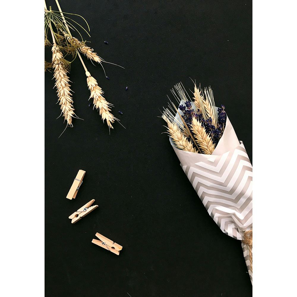 Posters Venture Home Flowers On Table Svart/beige