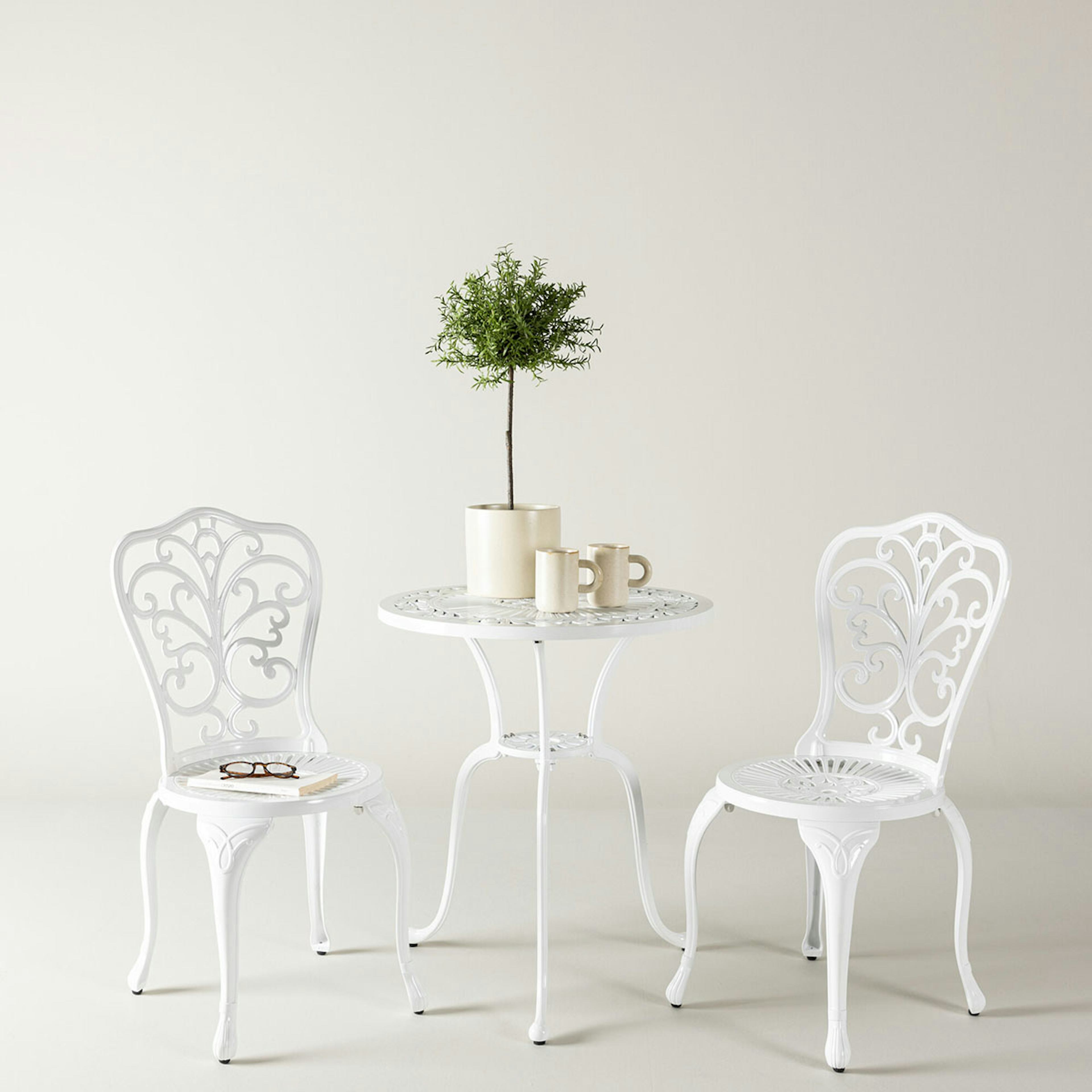 Caféset Venture Home Nandin Klassisk Cafégrupp med Runt Bord & 2 Stolar i Aluminium, Vit