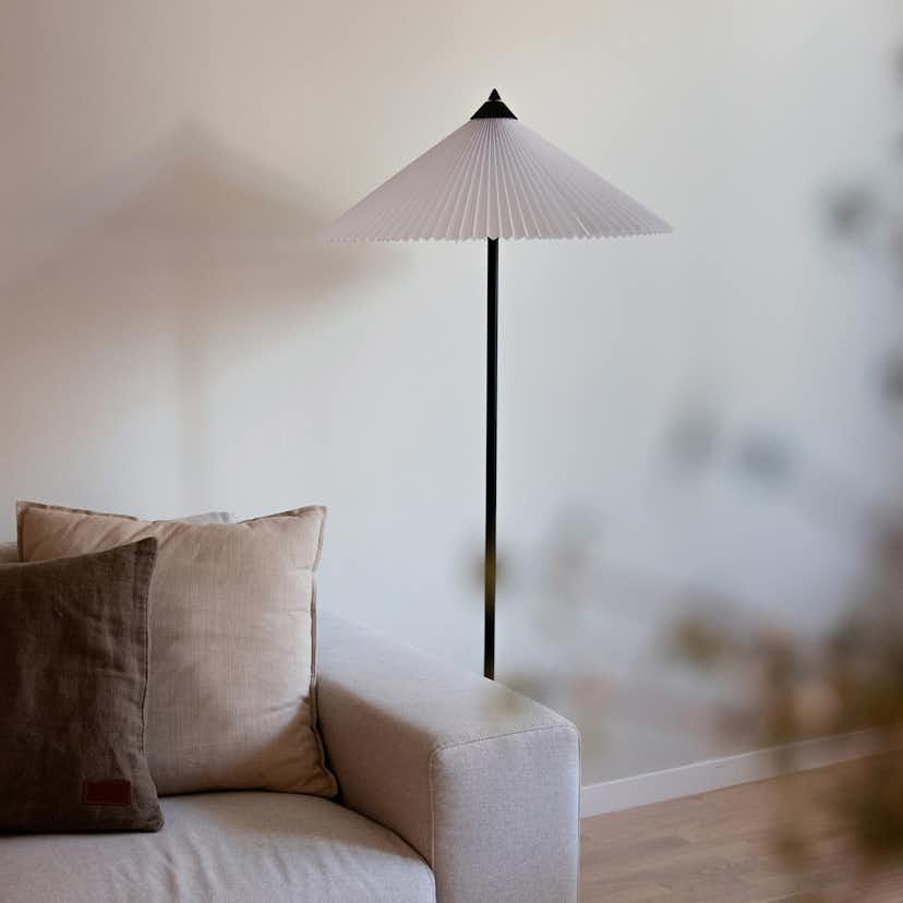 Golvlampa Globen Lighting Matisse Svart/Vit