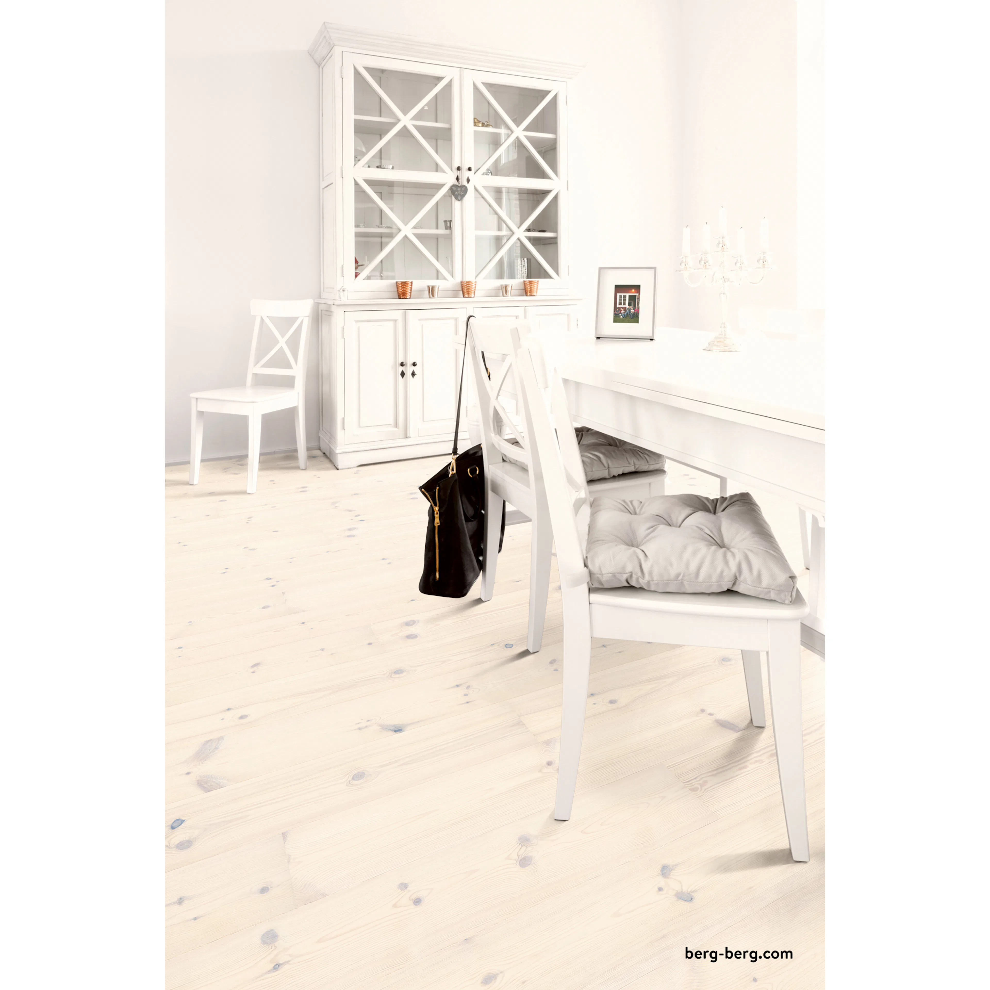 Parkettgolv Berg & Berg  Norrlandsfuru XXL Lut Vit Mattlack 2.0