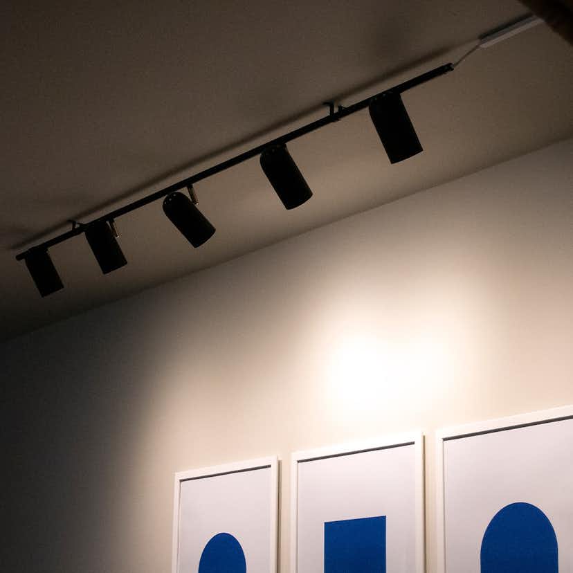 Taklampa Globen Lighting Swan 5 Svart