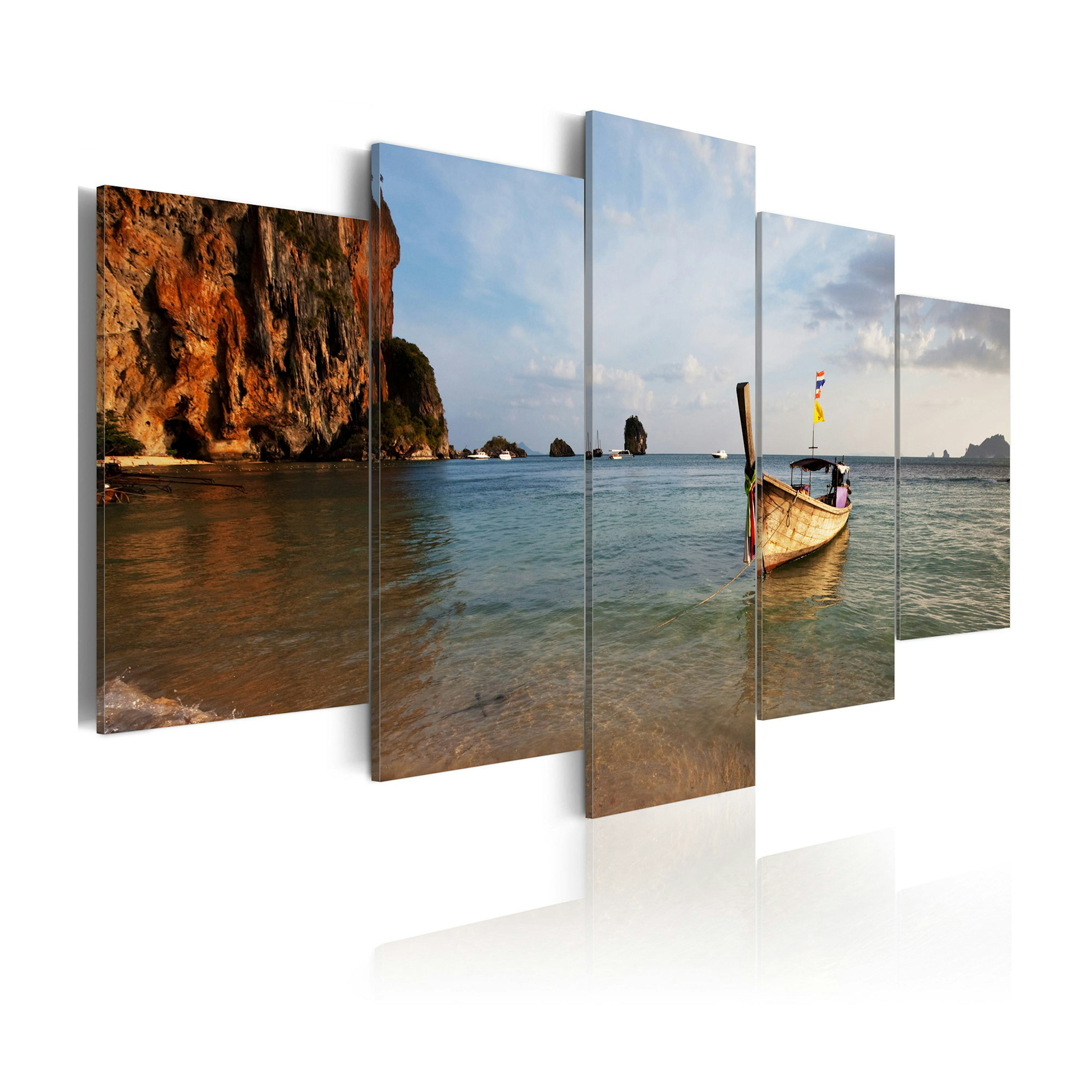 Tavla Arkiio A fishIng boat By The sea