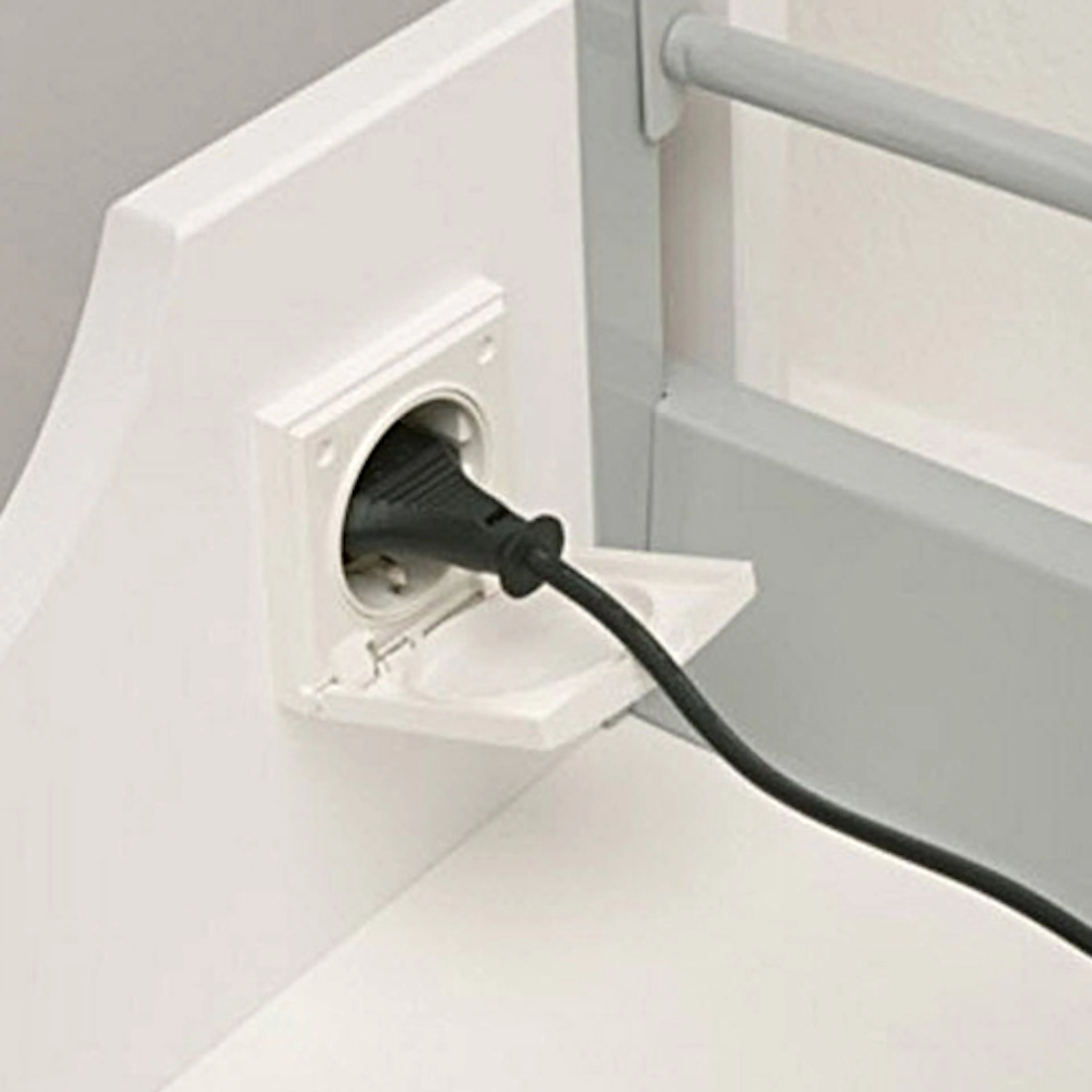 Eluttag Miller Badrum till Tvättställsskåp