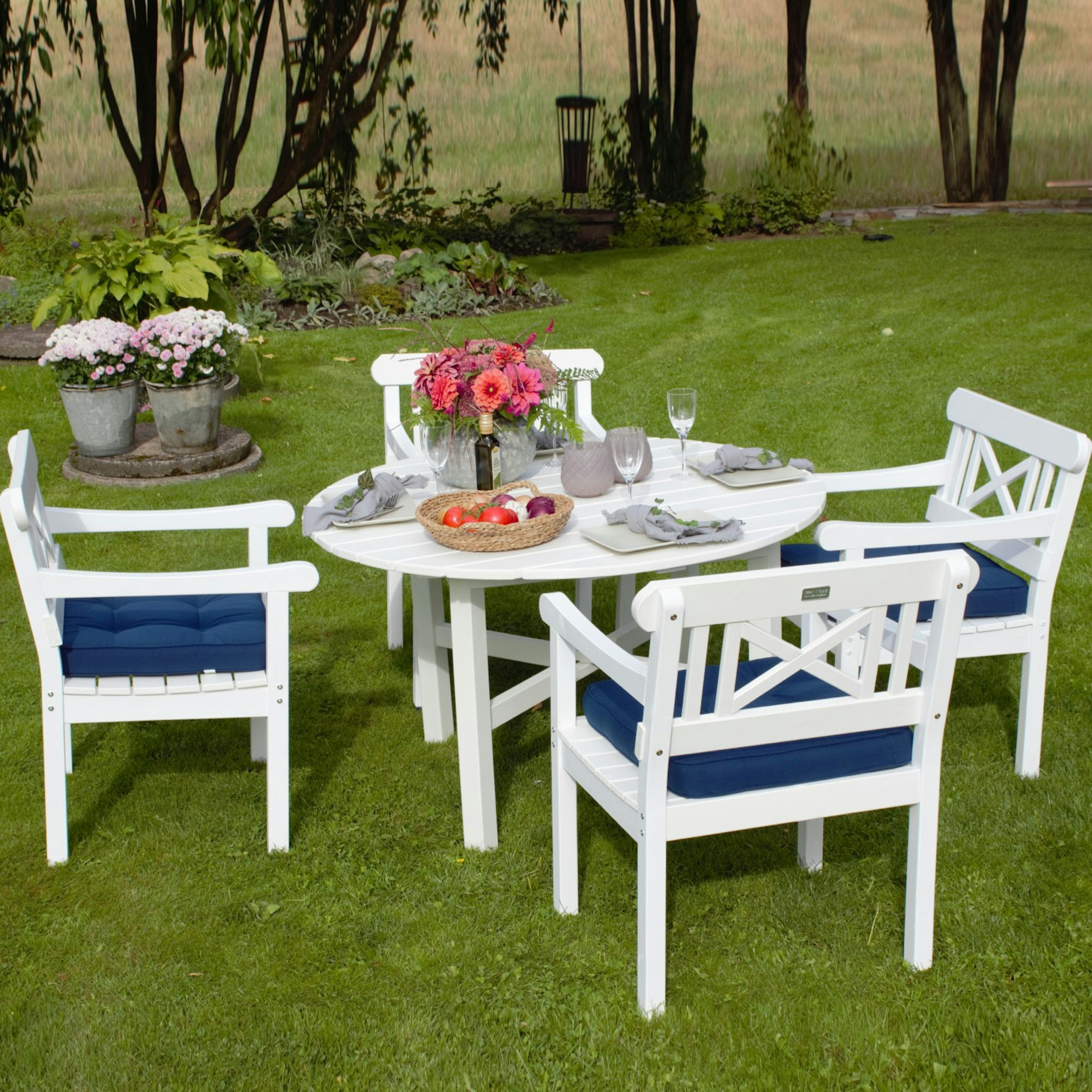 Matgrupp Utomhus Eden Wood Holmsund Runt Bord + 4 Utefåtöljer