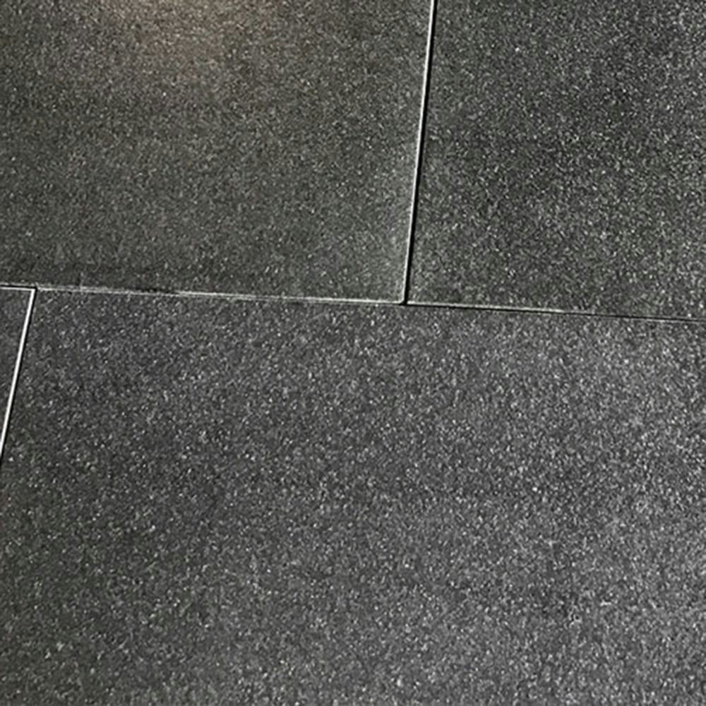 Granitplatta Stencentralen Absolute Black Antikborstad 305x305 mm