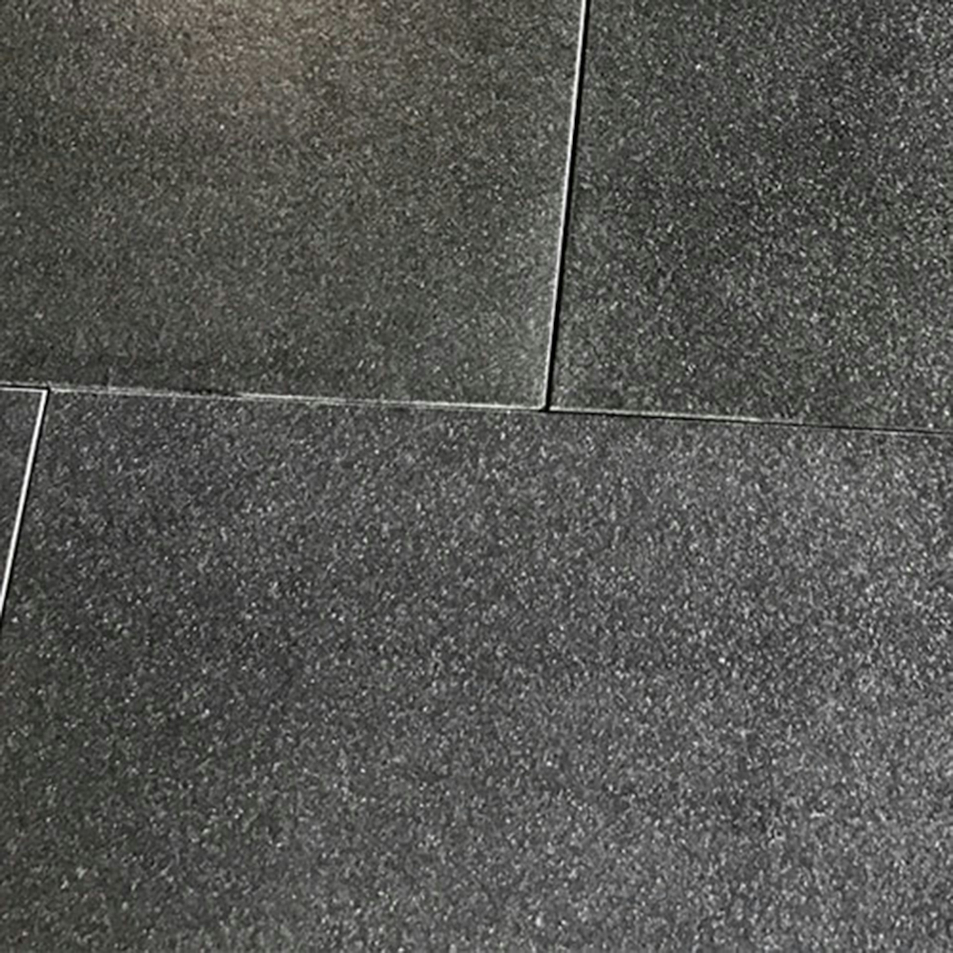 Granitplatta Stencentralen Absolute Black Antikborstad 305x305 mm