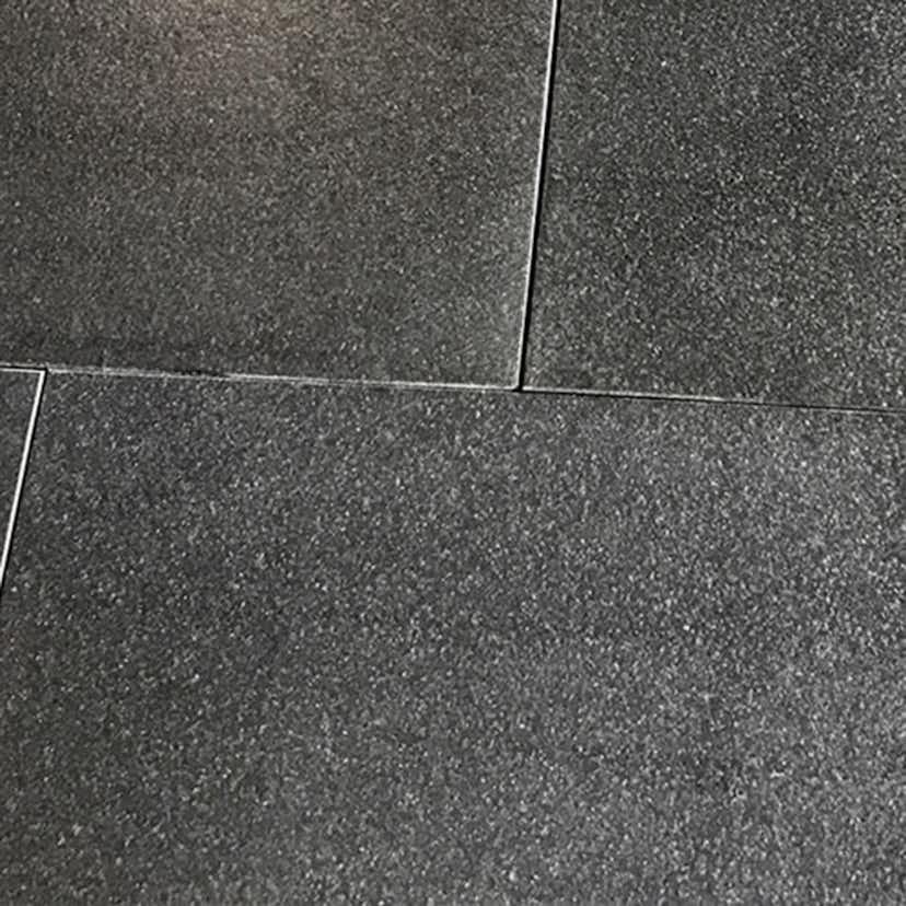 Granitplatta Stencentralen Absolute Black Antikborstad 305x305 mm