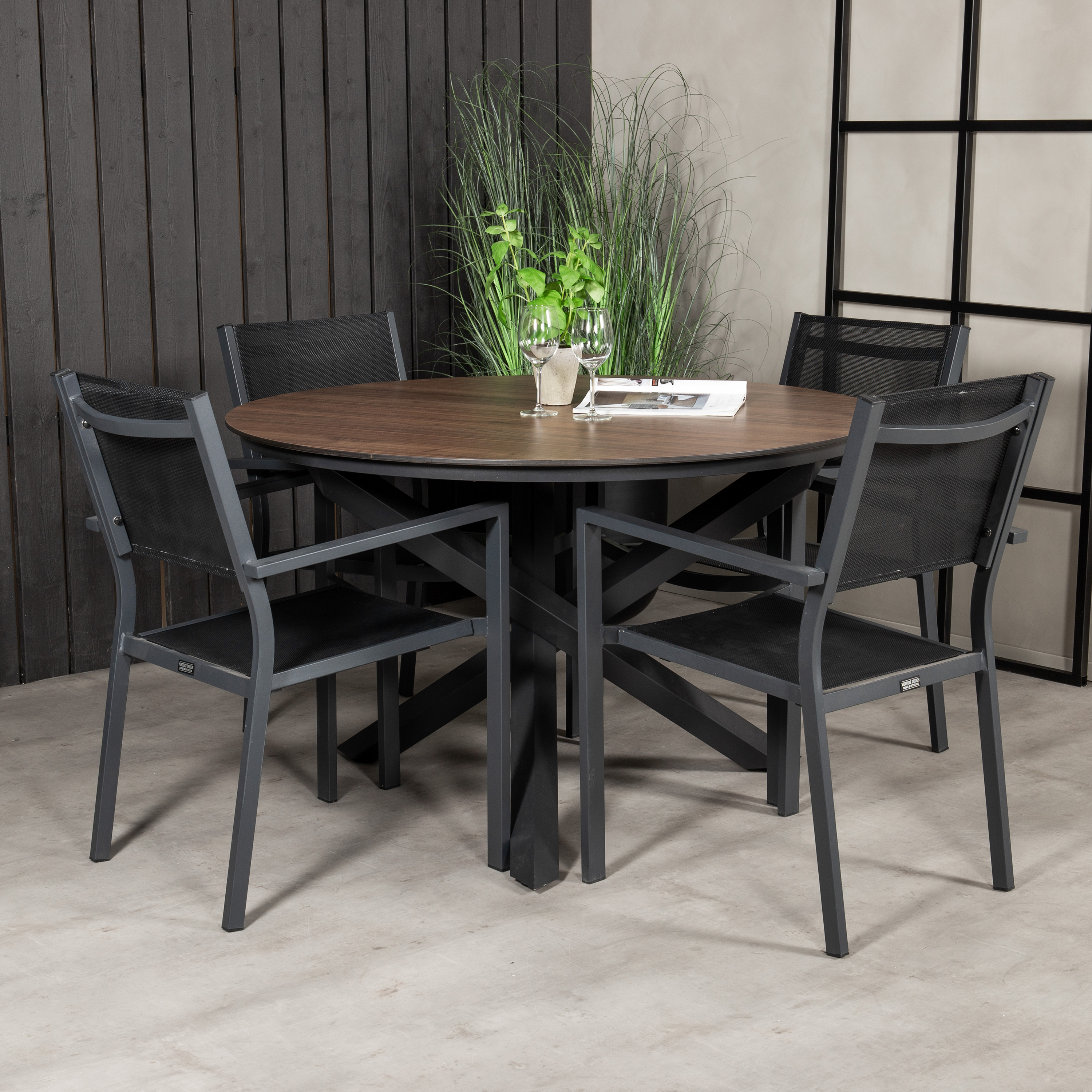 Matgrupp Venture Home Lea Ø 120 med 4 Copacabana Matstolar