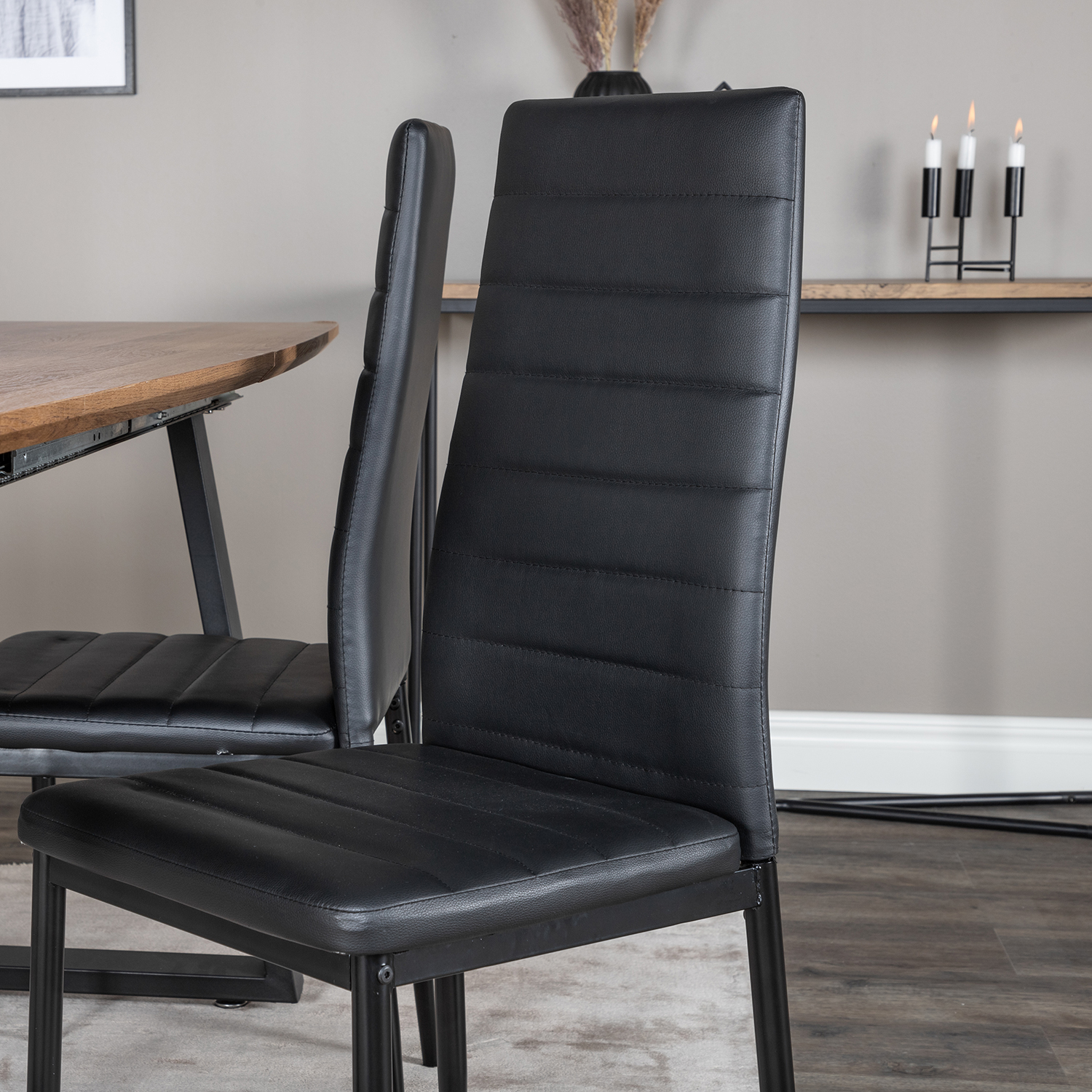 Matgrupp Venture Home Ina med 4 Sly Stolar Konstläder