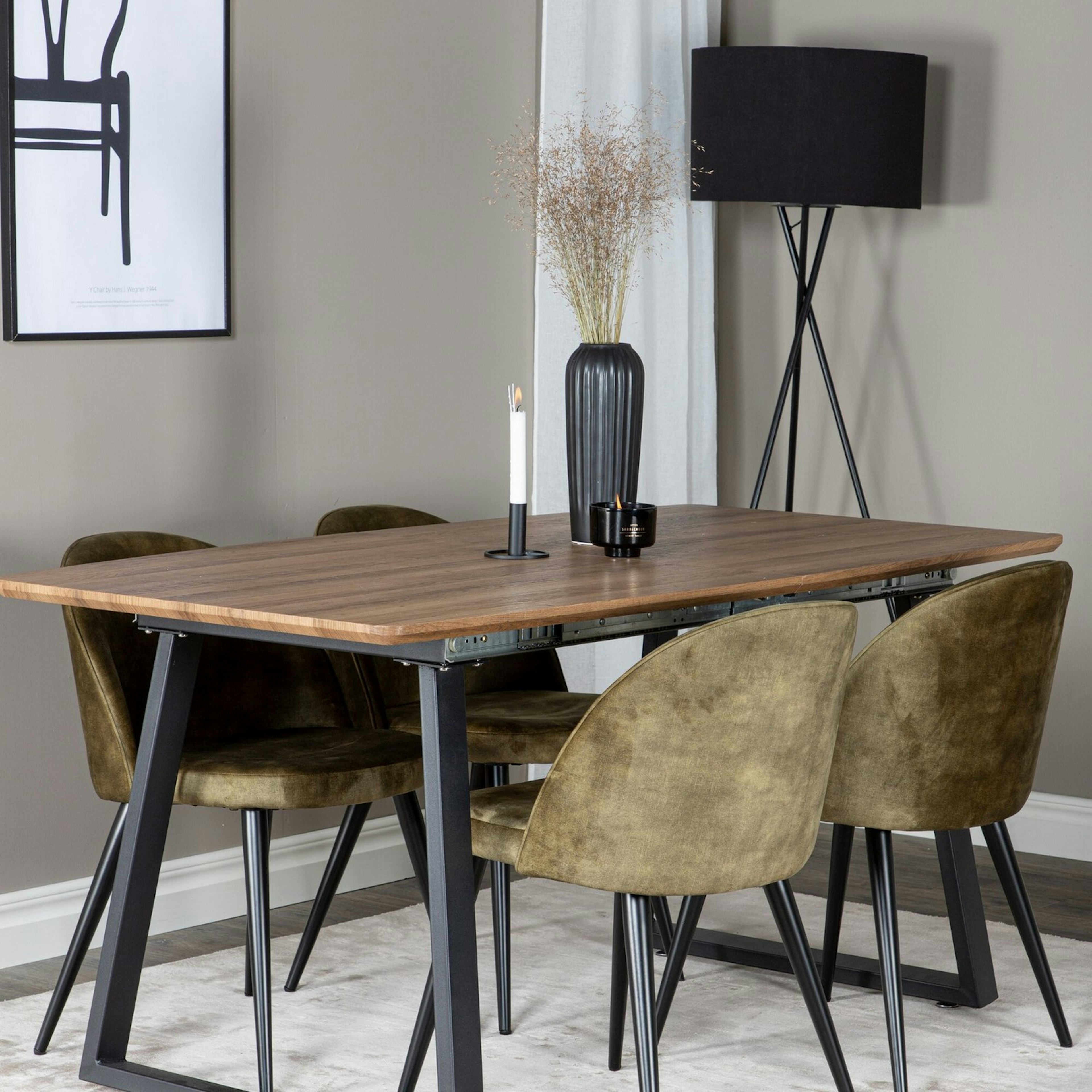 Matgrupp Venture Home Ina med 4 Valentina Stolar Sammet