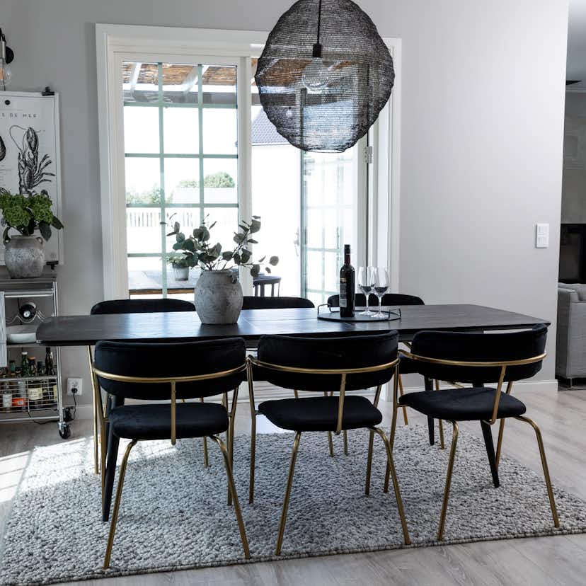 Matgrupp Venture Home Gold Förlängningsbart Bord & 6 Arrow Stolar i Svart Sammet