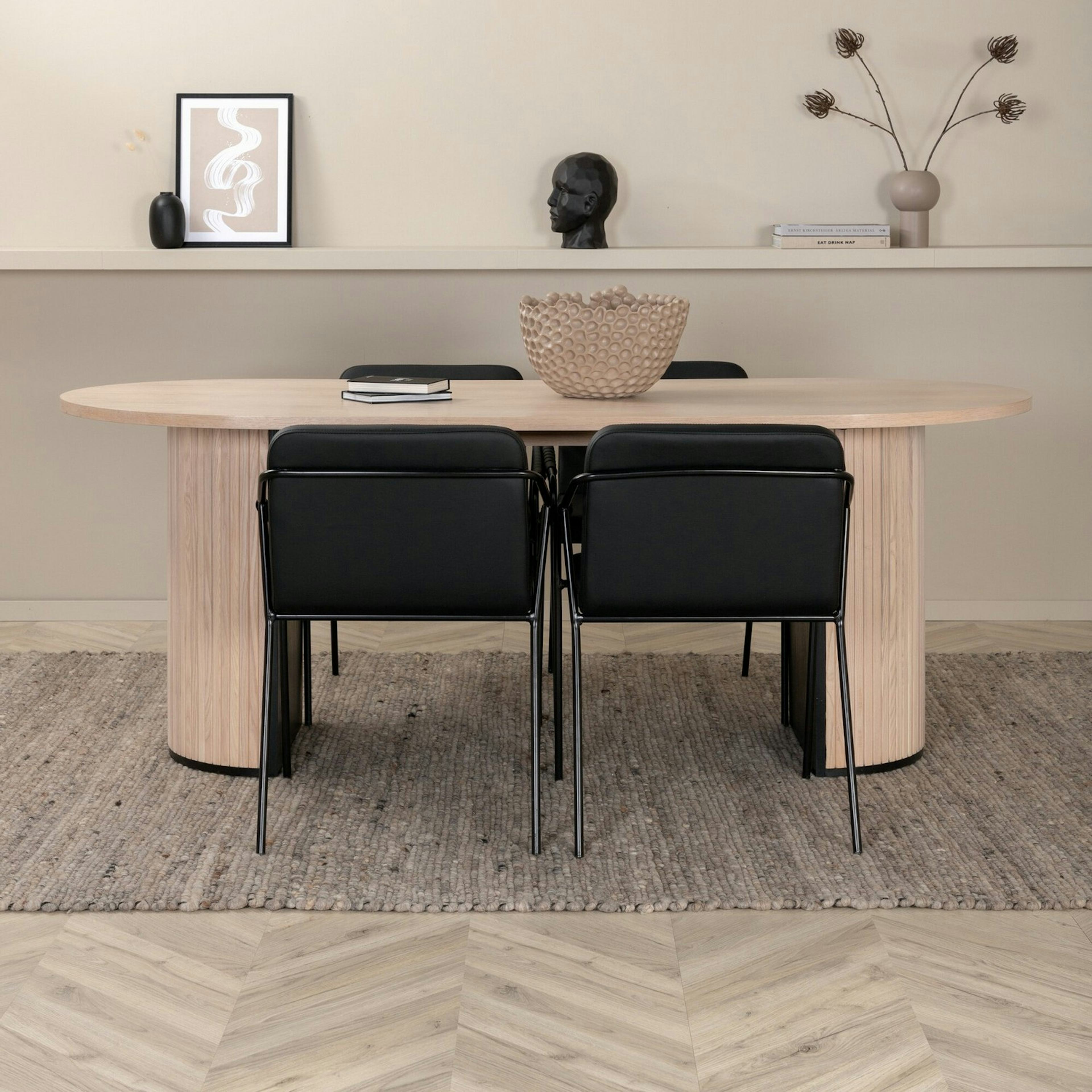 Matgrupp Venture Home med Ovalt Bianca Matbord och 4 Tjärö Matstolar