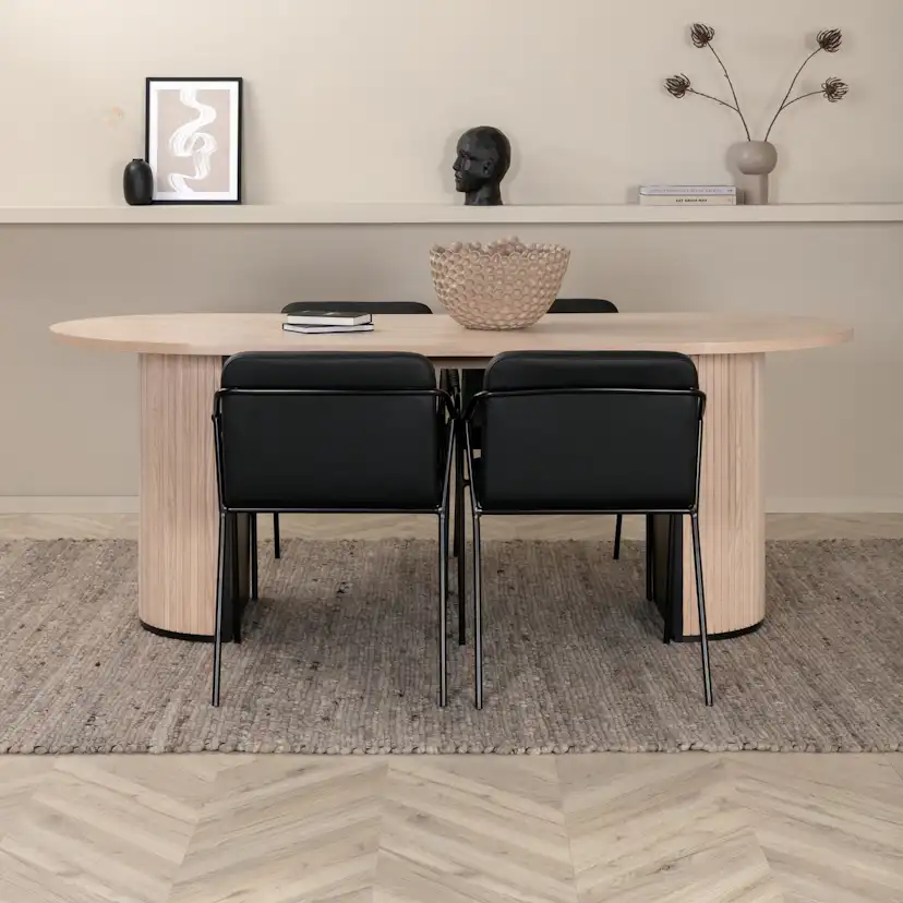 Matgrupp Venture Home med Ovalt Bianca Matbord och 4 Tjärö Matstolar
